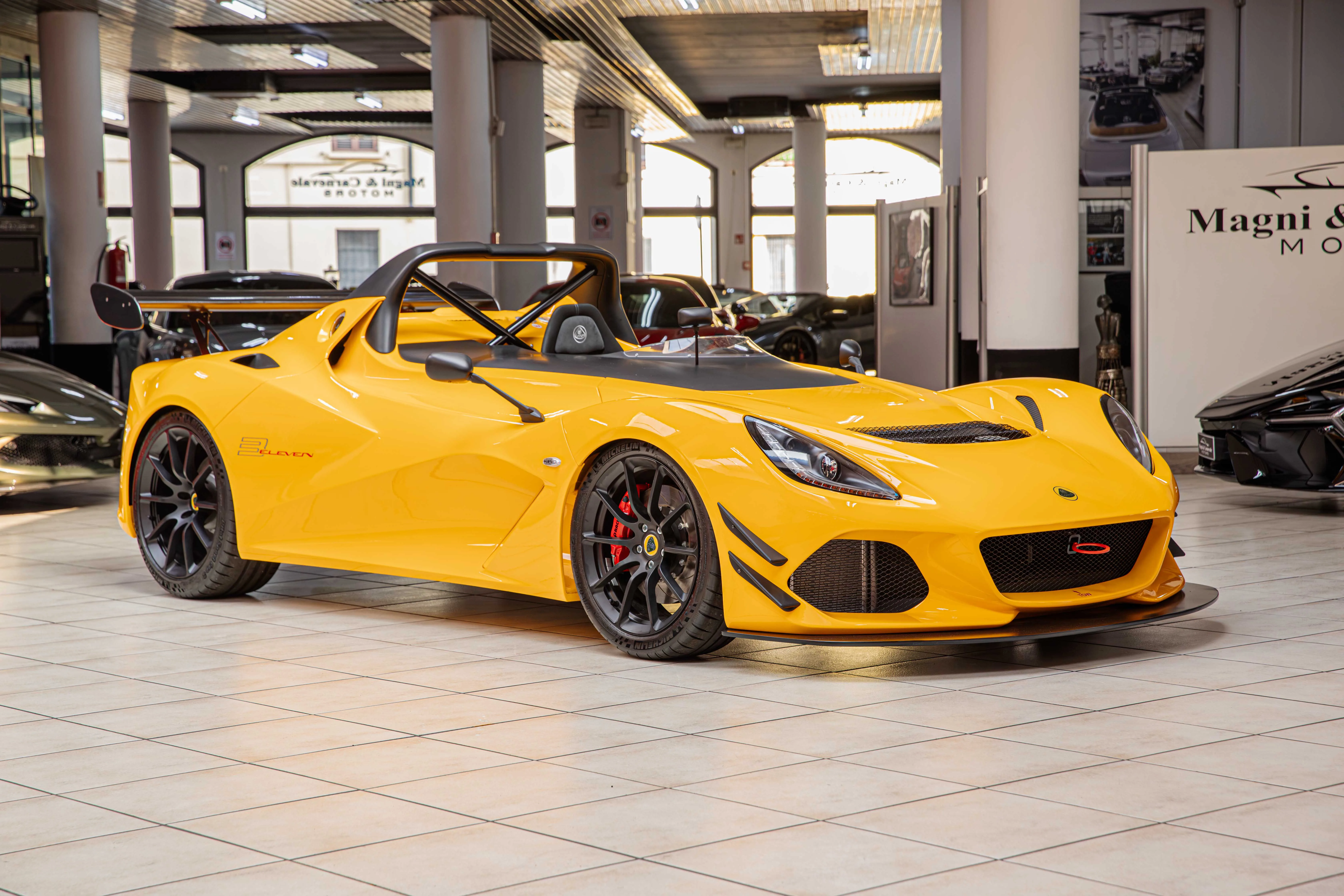 2015 Lotus 3-Eleven Race en un concesionario especializado de Sesto San Giovanni, Italia, foto principal