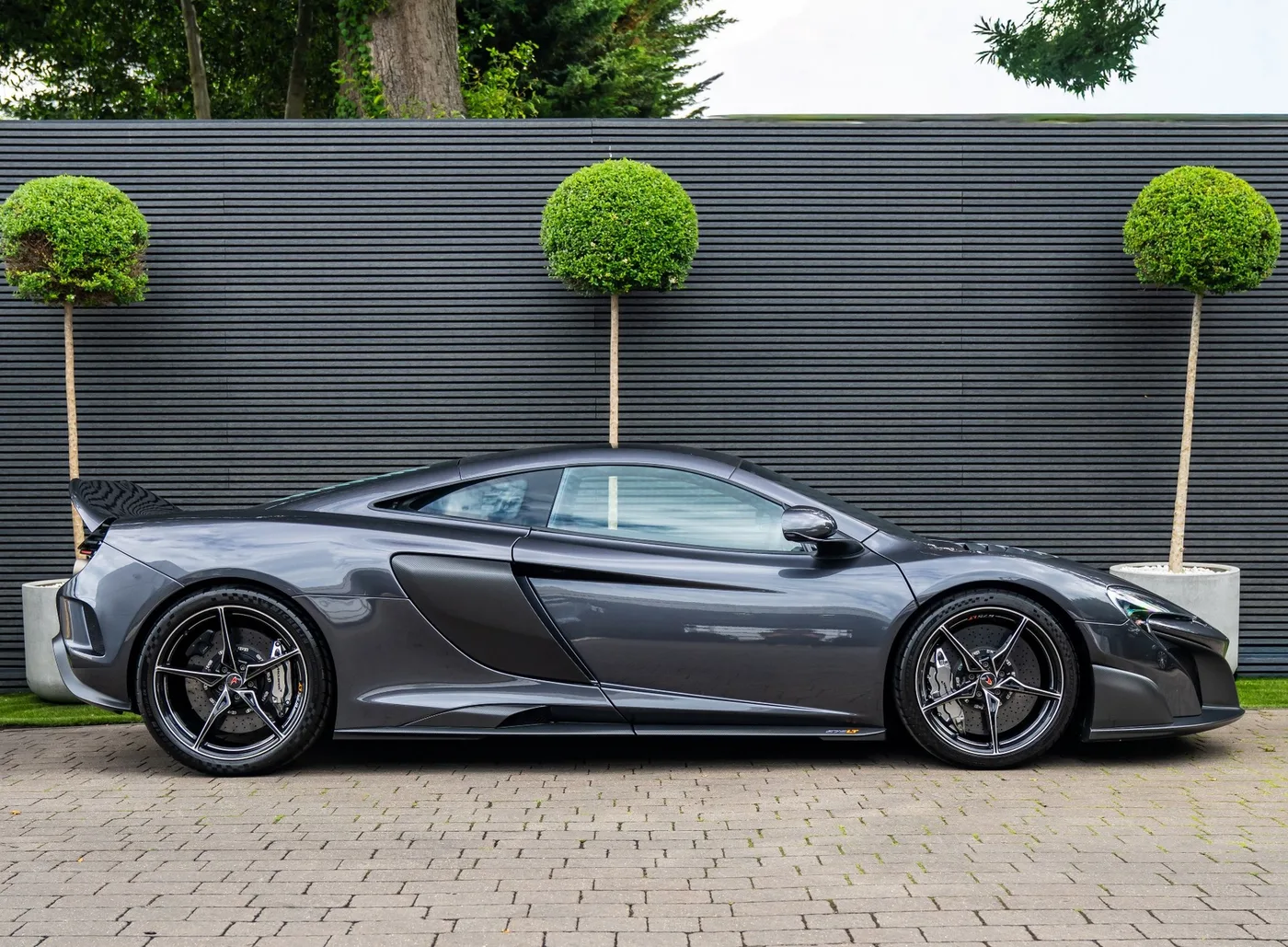 2015 McLaren 675LT offered by a specialist dealer in Banstead, United Kingdom, photo 3 of 15