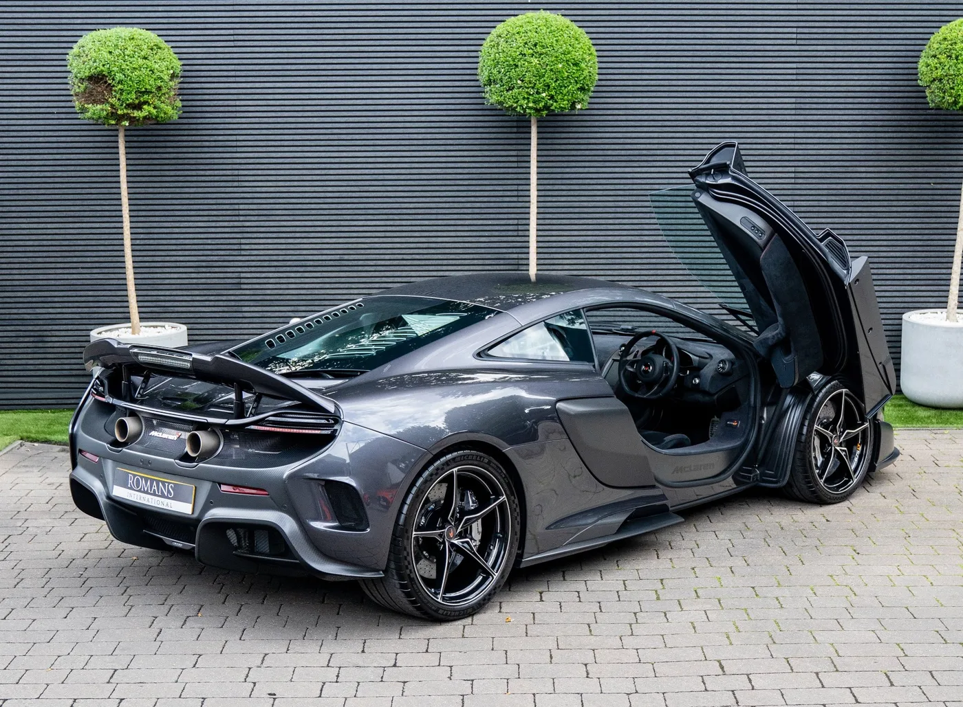 2015 McLaren 675LT offered by a specialist dealer in Banstead, United Kingdom, photo 4 of 15