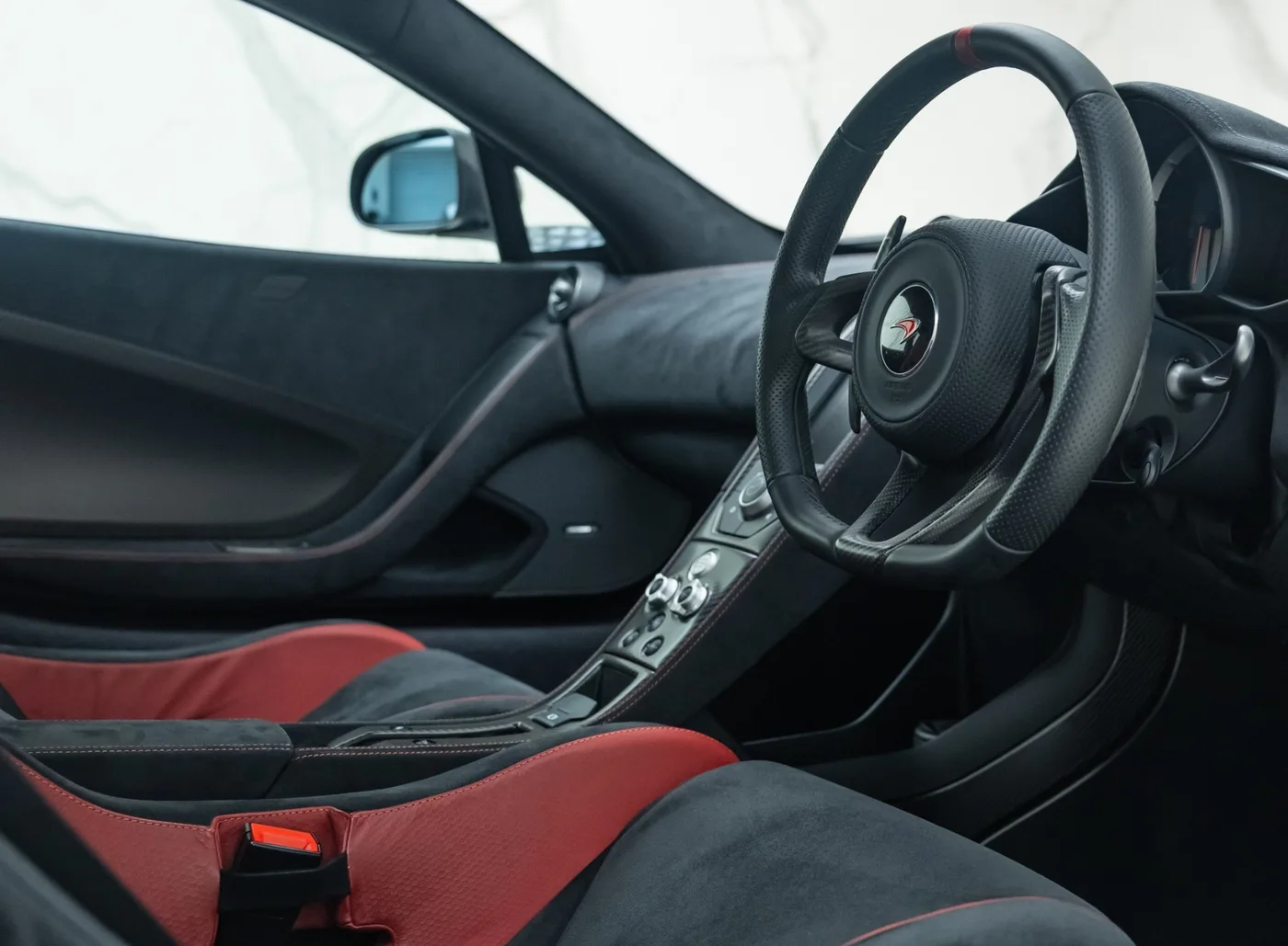 2015 McLaren 675LT offered by a specialist dealer in Banstead, United Kingdom, photo 13 of 15