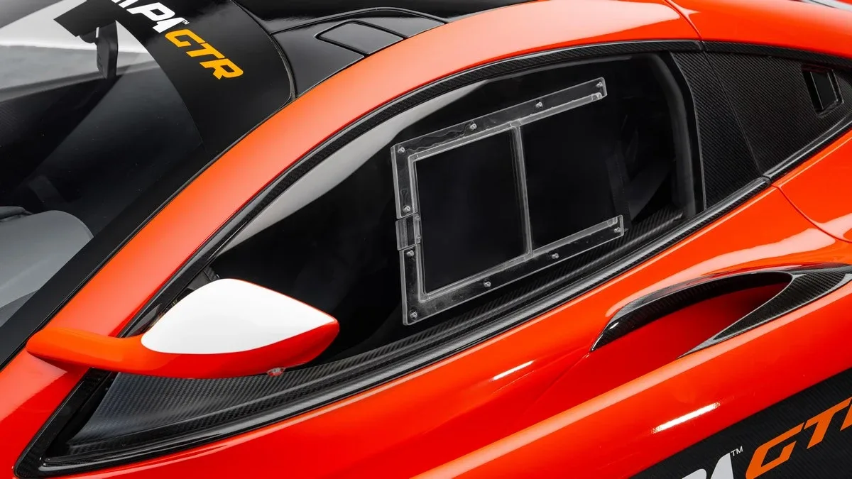 2015 McLaren P1 GTR Street legal conversion proposée par un concessionnaire spécialisé à Dubai, Émirats arabes unis, photo 9 sur 25