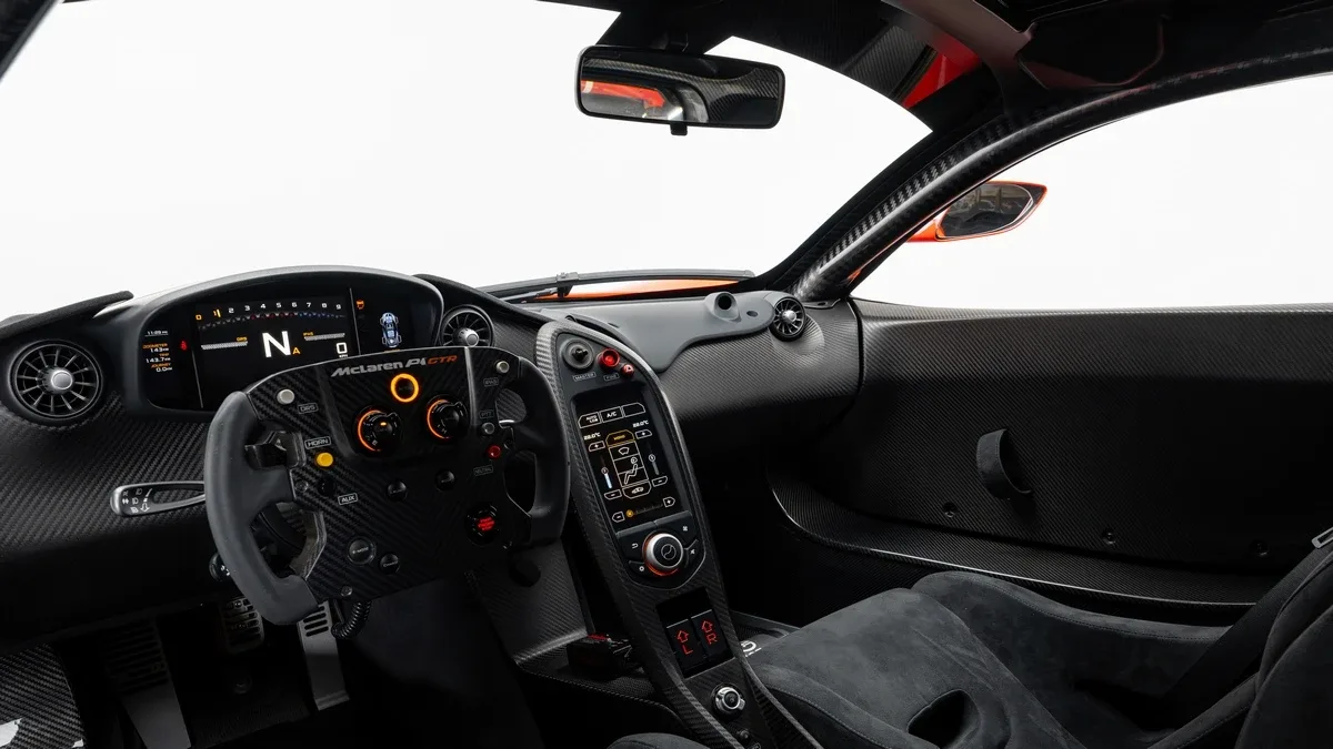 2015 McLaren P1 GTR Street legal conversion proposée par un concessionnaire spécialisé à Dubai, Émirats arabes unis, photo 13 sur 25