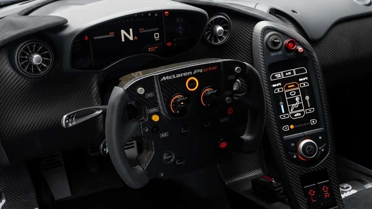 2015 McLaren P1 GTR Street legal conversion proposée par un concessionnaire spécialisé à Dubai, Émirats arabes unis, photo 14 sur 25