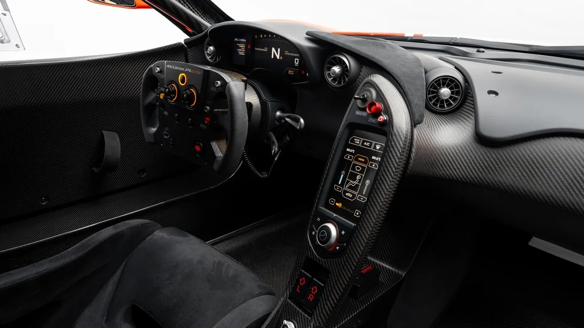 2015 McLaren P1 GTR Street legal conversion proposée par un concessionnaire spécialisé à Dubai, Émirats arabes unis, photo 16 sur 25