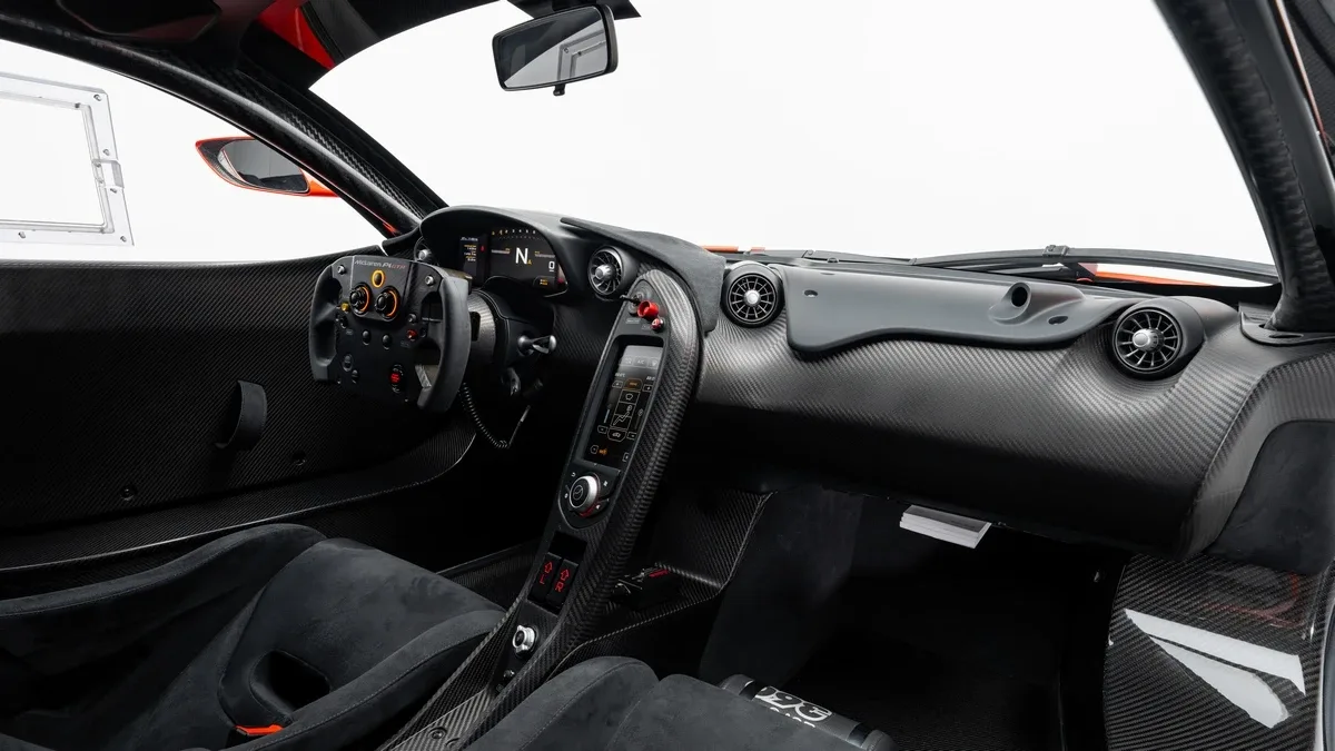 2015 McLaren P1 GTR Street legal conversion proposée par un concessionnaire spécialisé à Dubai, Émirats arabes unis, photo 19 sur 25