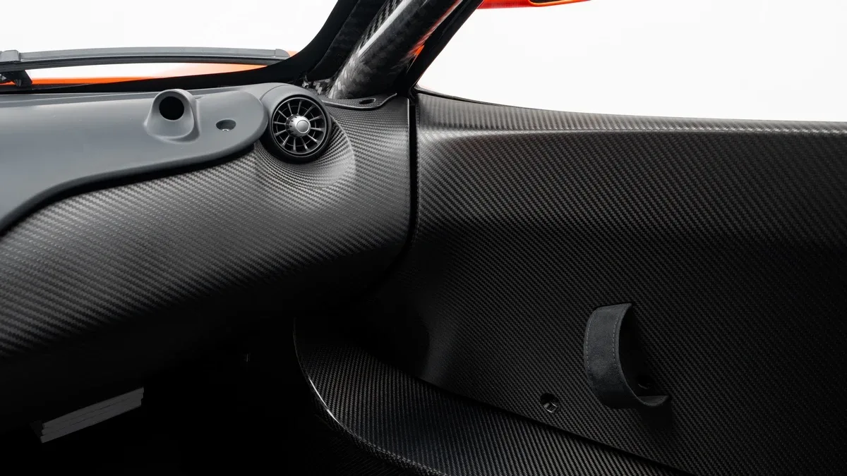 2015 McLaren P1 GTR Street legal conversion proposée par un concessionnaire spécialisé à Dubai, Émirats arabes unis, photo 20 sur 25