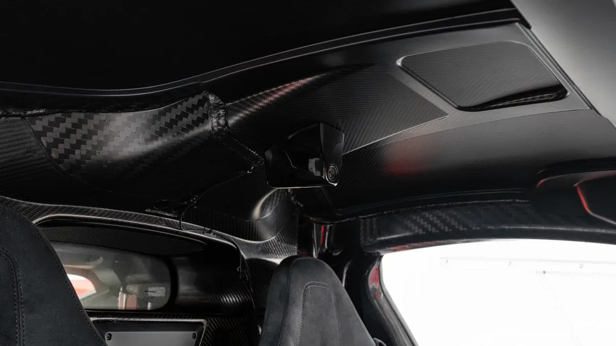 2015 McLaren P1 GTR Street legal conversion proposée par un concessionnaire spécialisé à Dubai, Émirats arabes unis, photo 22 sur 25