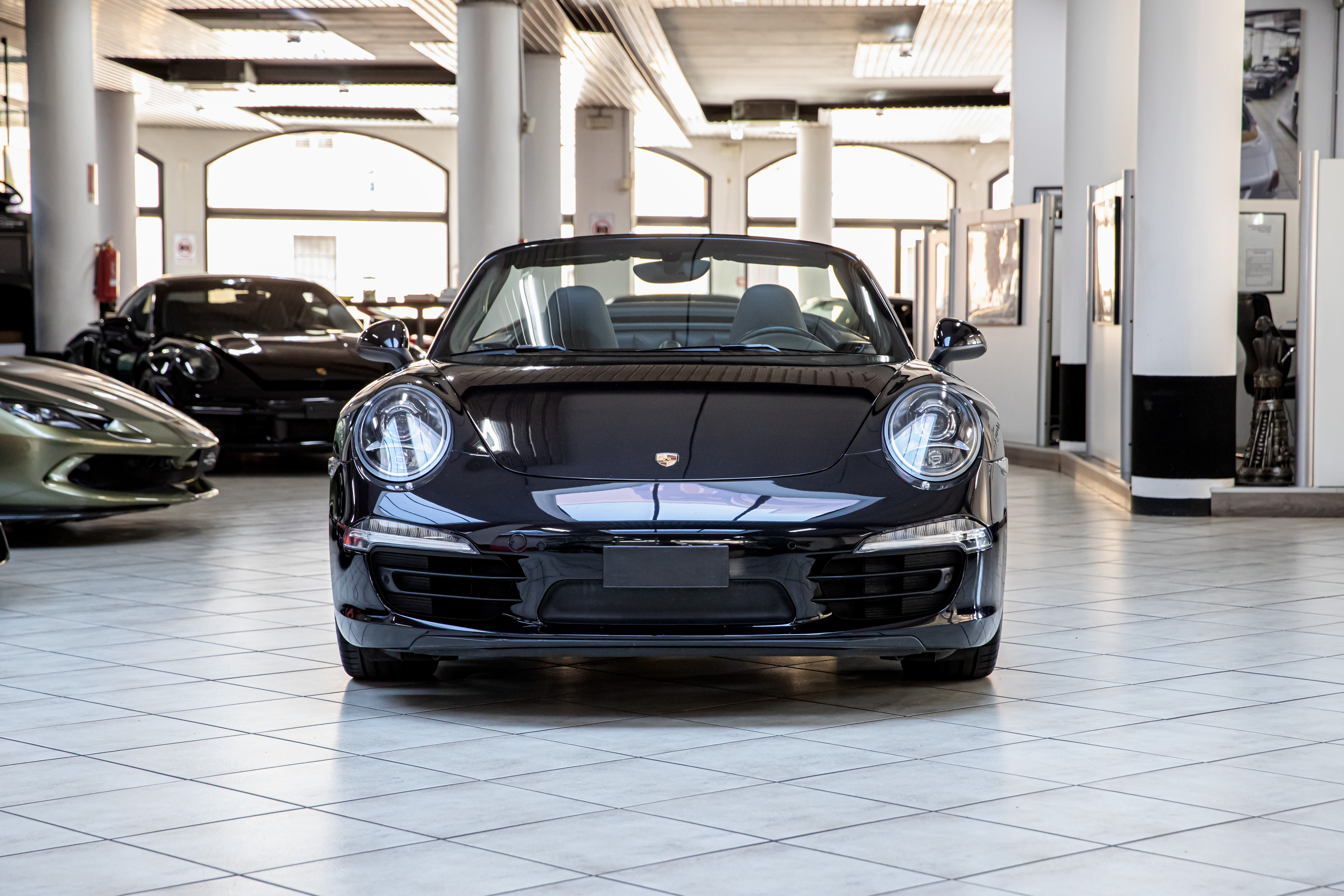 2015 Porsche 911 Carrera 4 Cabriolet offered by a specialist dealer in Milan, Italy, photo 8 of 20