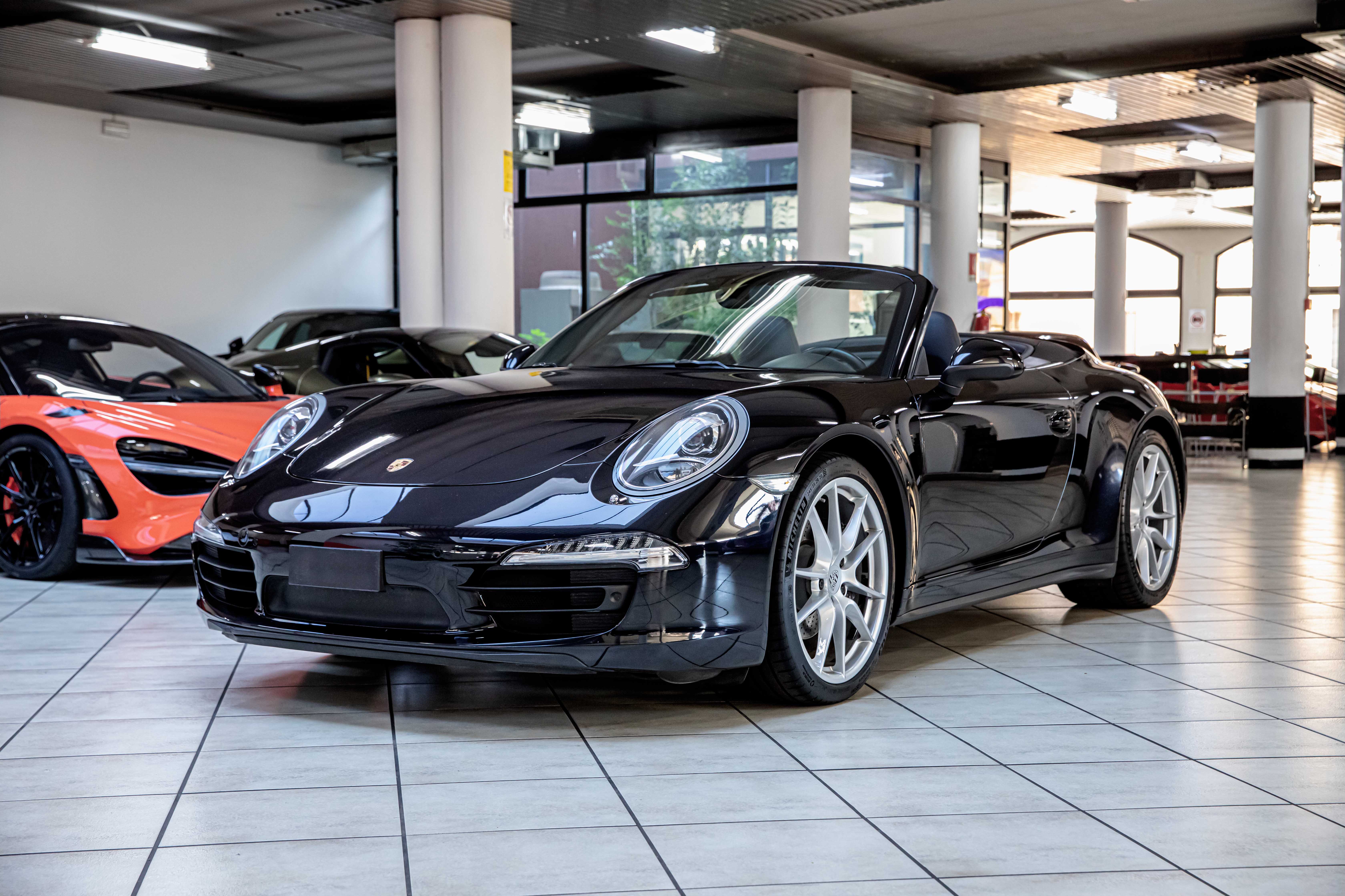 2015 Porsche 911 Carrera 4 Cabriolet offered by a specialist dealer in Milan, Italy, photo 9 of 20