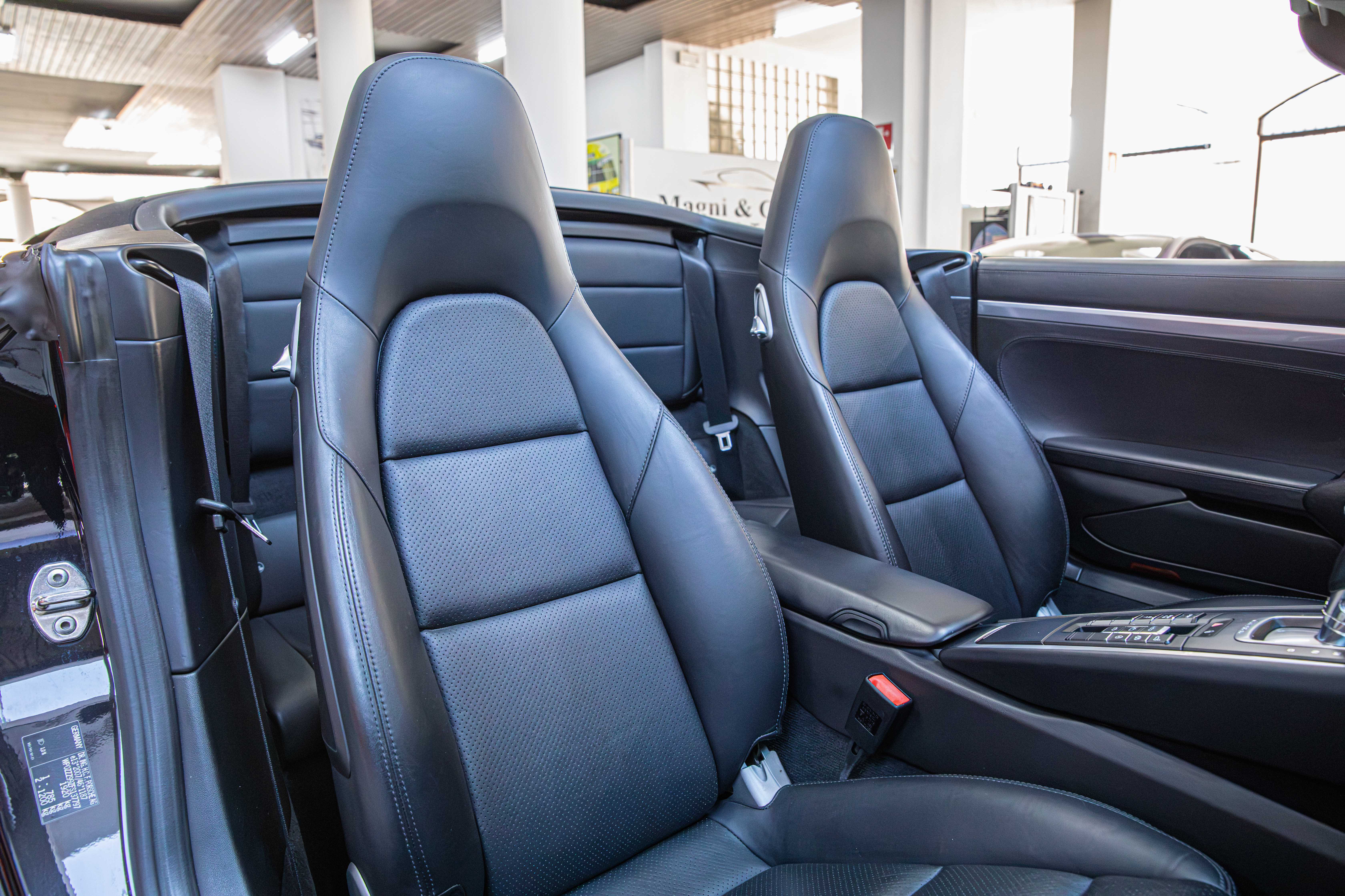 2015 Porsche 911 Carrera 4 Cabriolet offered by a specialist dealer in Milan, Italy, photo 18 of 20
