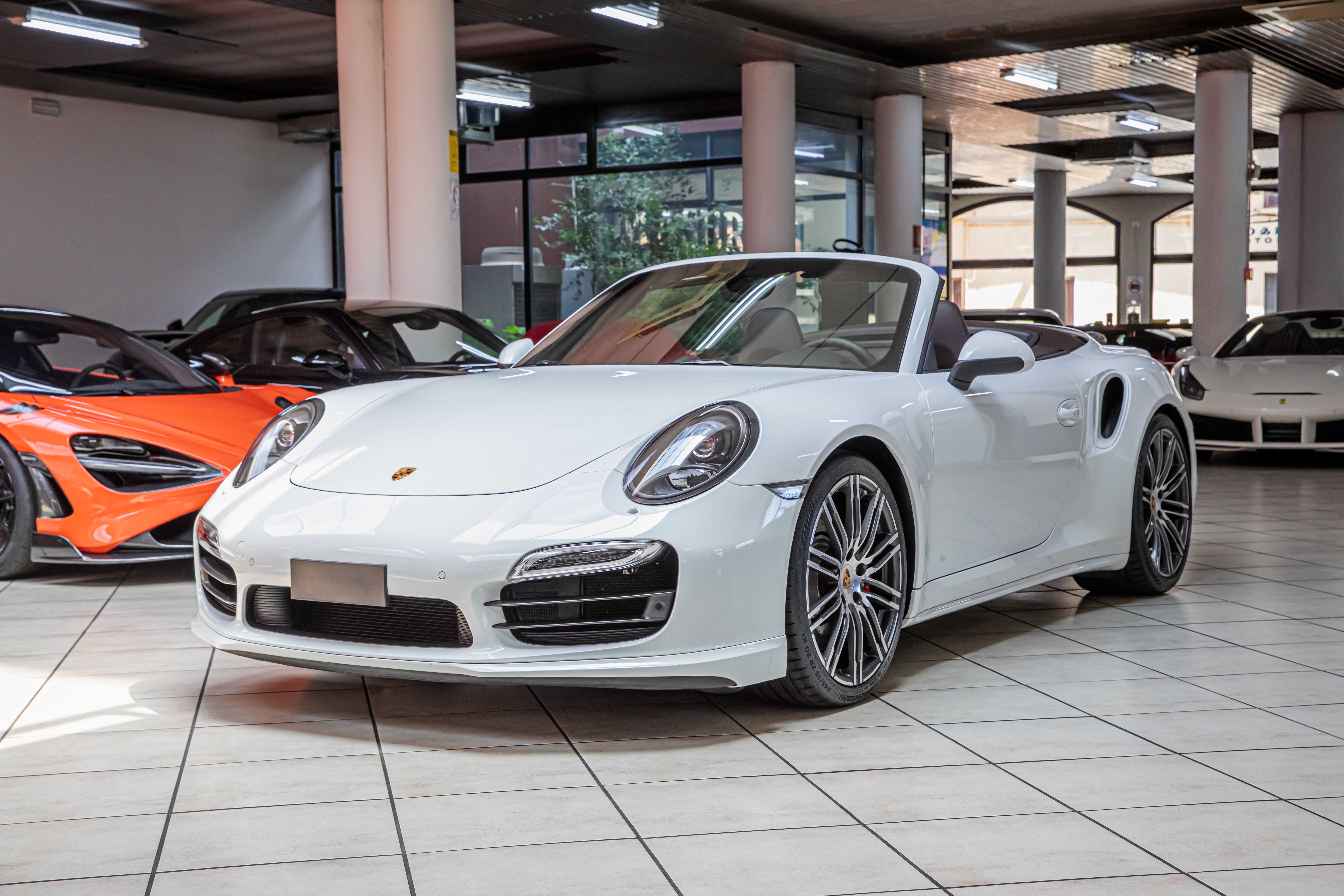 2015 Porsche 911 Turbo Cabriolet proposée par un concessionnaire spécialisé à Milan, Italie, photo 8 sur 20