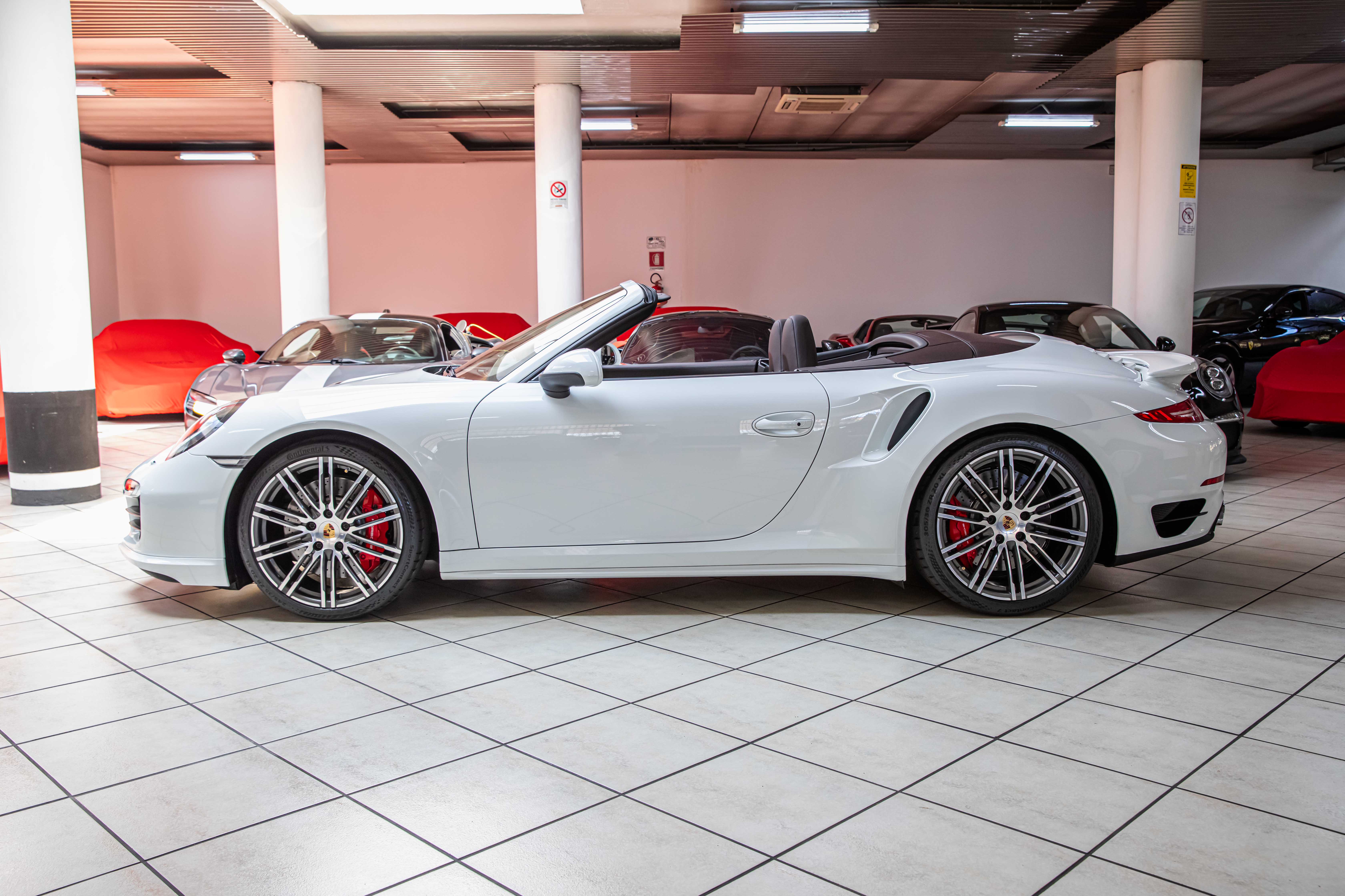 2015 Porsche 911 Turbo Cabriolet proposée par un concessionnaire spécialisé à Milan, Italie, photo 9 sur 20