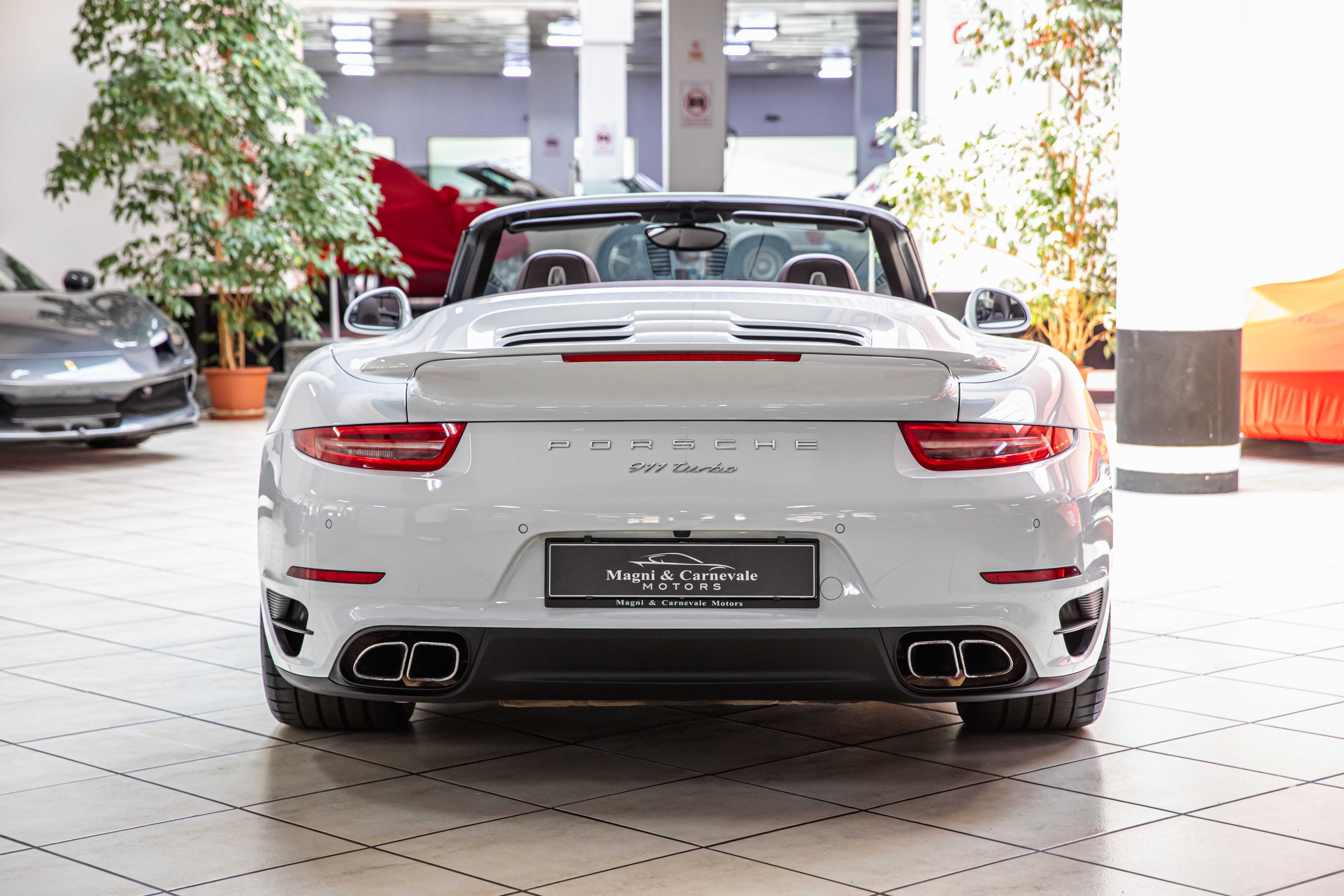 2015 Porsche 911 Turbo Cabriolet proposée par un concessionnaire spécialisé à Milan, Italie, photo 11 sur 20
