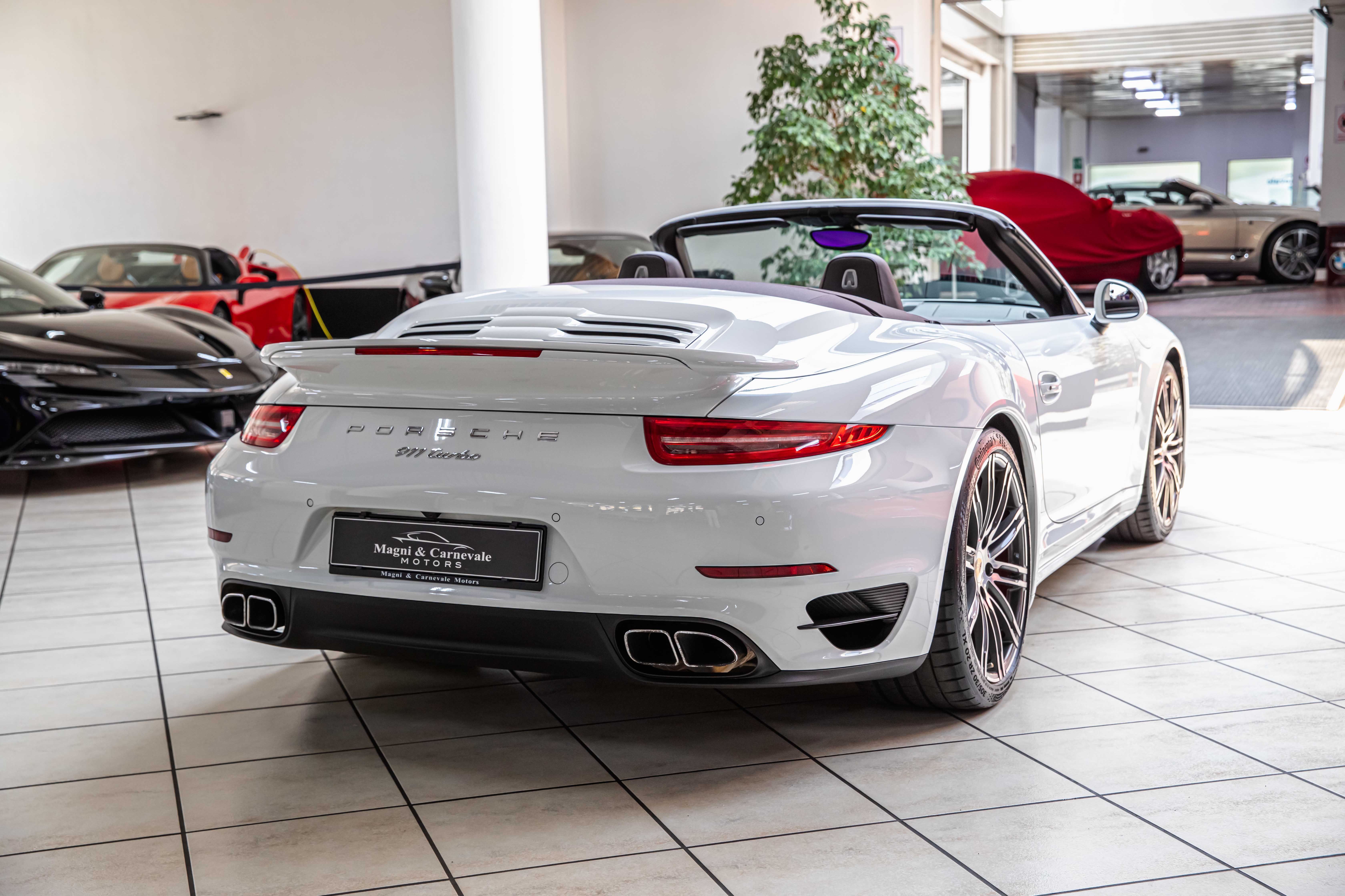 2015 Porsche 911 Turbo Cabriolet proposée par un concessionnaire spécialisé à Milan, Italie, photo 12 sur 20