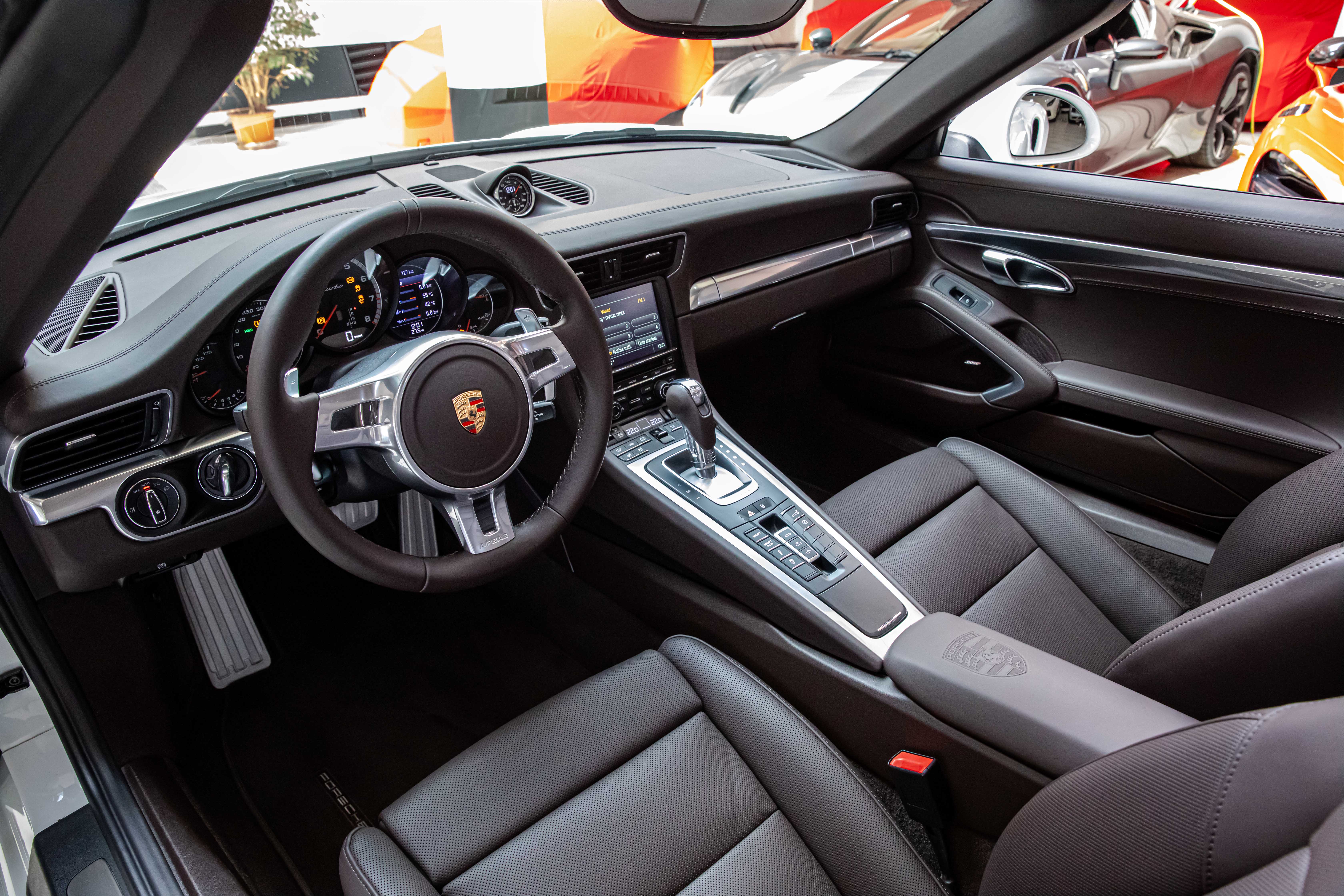 2015 Porsche 911 Turbo Cabriolet proposée par un concessionnaire spécialisé à Milan, Italie, photo 14 sur 20