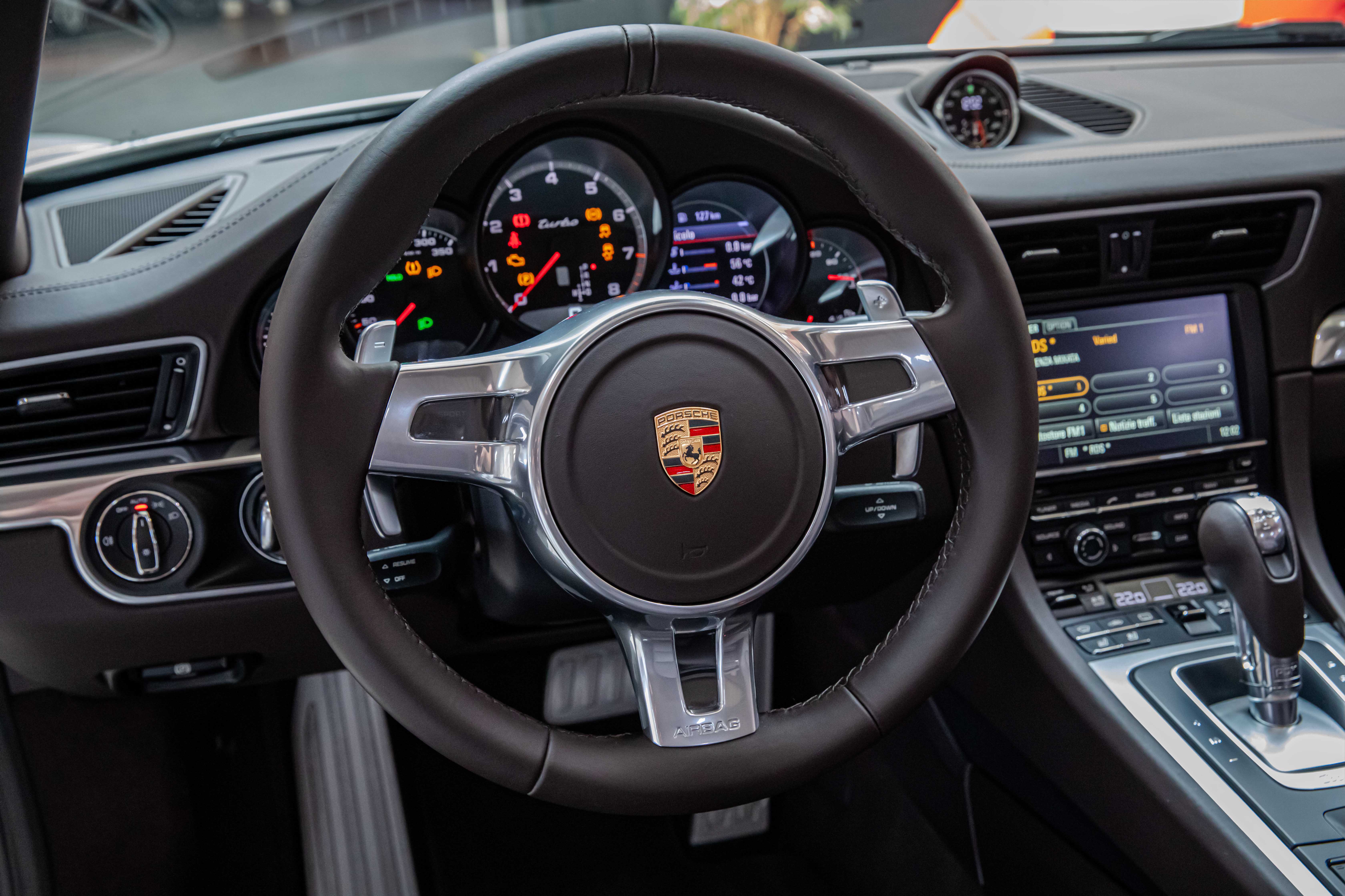 2015 Porsche 911 Turbo Cabriolet proposée par un concessionnaire spécialisé à Milan, Italie, photo 18 sur 20