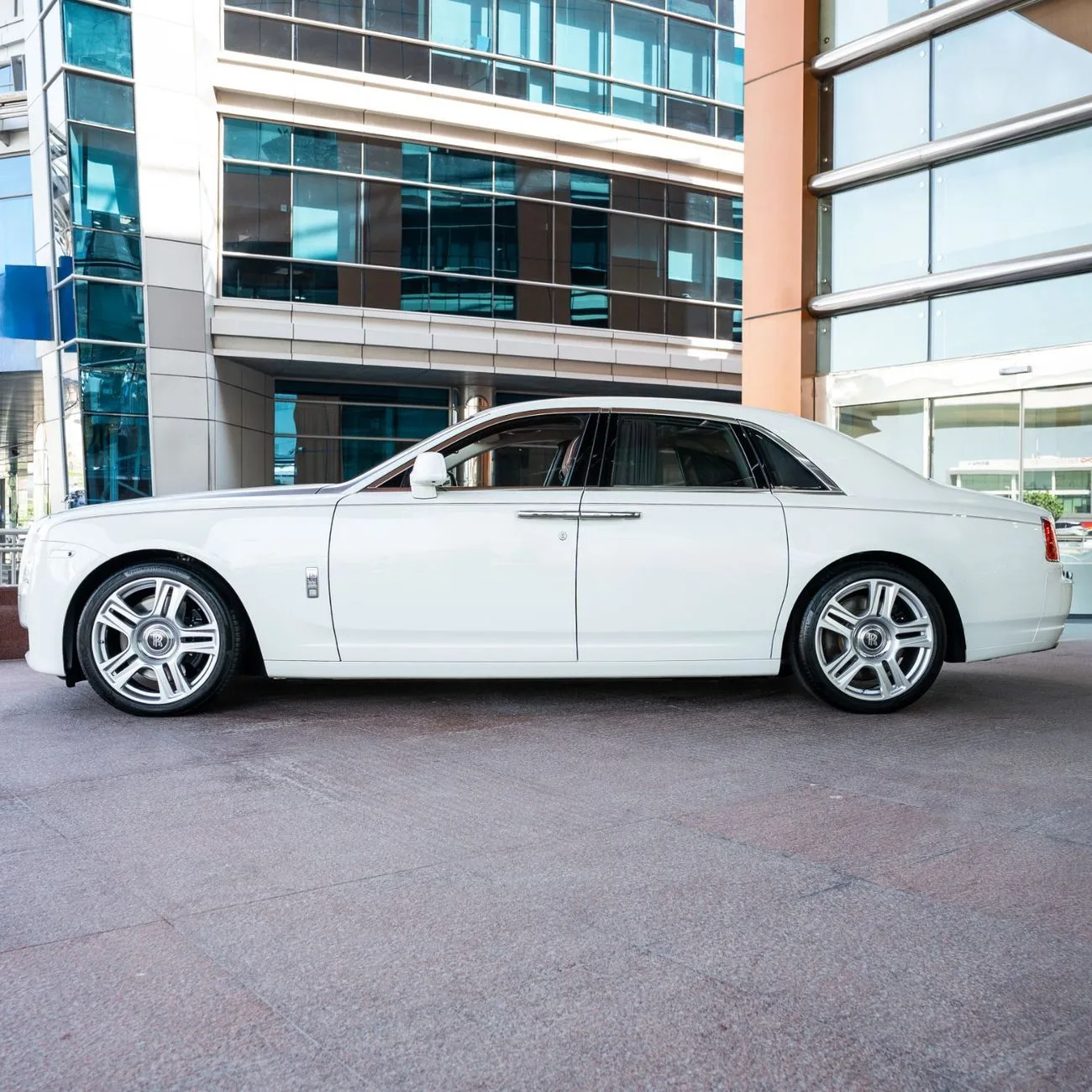 2015 Rolls-Royce Ghost offered by a specialist dealer in Dubai, United Arab Emirates, photo 4 of 20