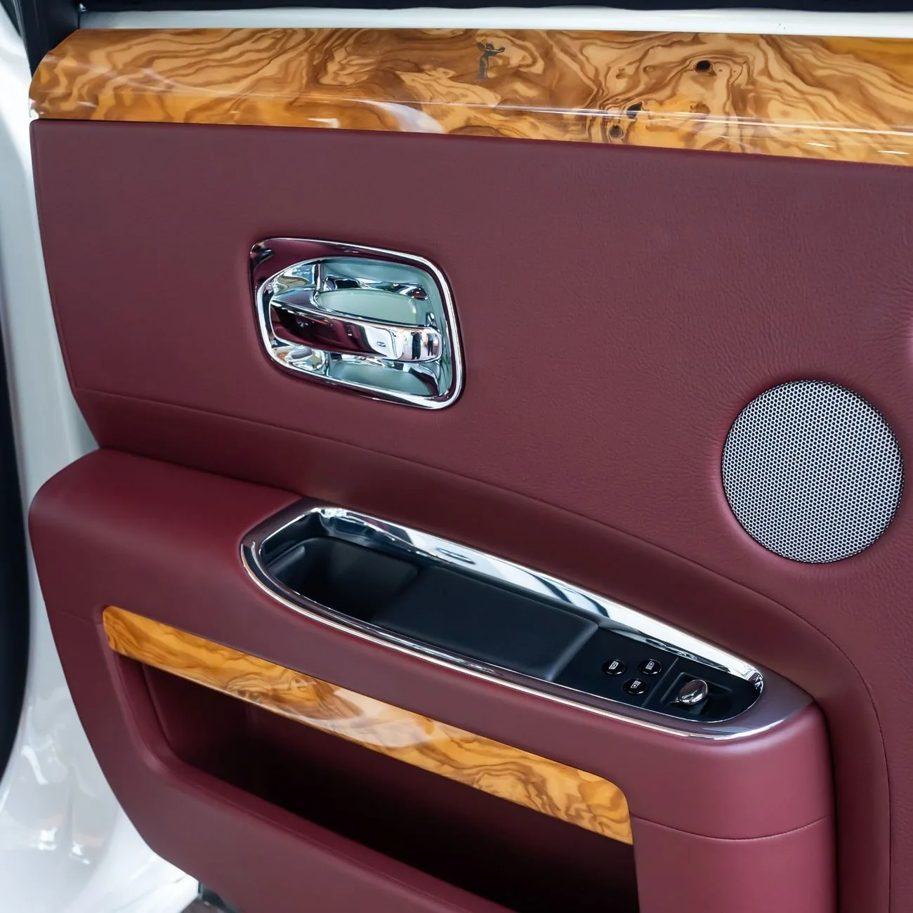 2015 Rolls-Royce Ghost offered by a specialist dealer in Dubai, United Arab Emirates, photo 11 of 20
