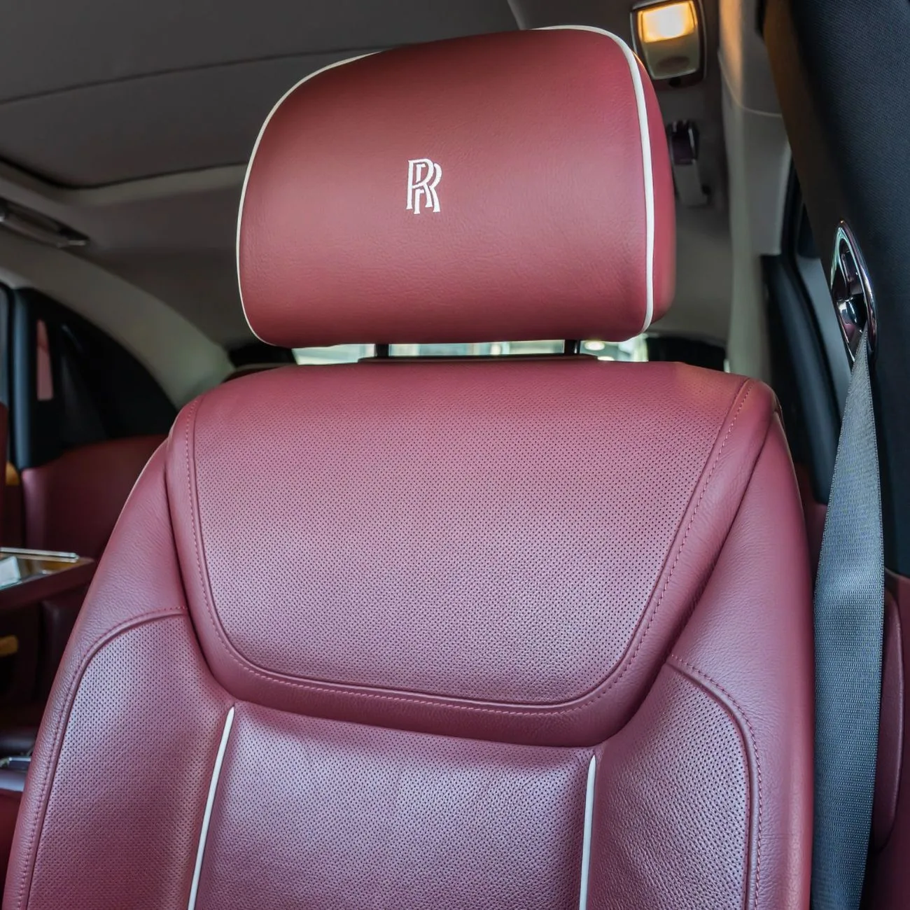 2015 Rolls-Royce Ghost offered by a specialist dealer in Dubai, United Arab Emirates, photo 19 of 20