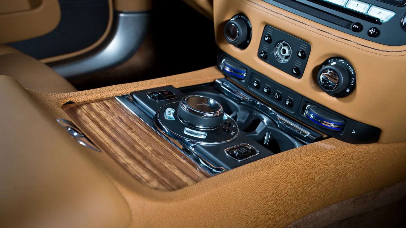 2015 Rolls-Royce Wraith offered by a specialist dealer in Cologne, Germany, photo 12 of 25