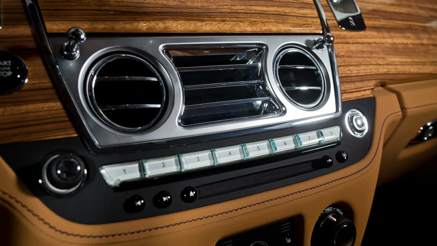 2015 Rolls-Royce Wraith offered by a specialist dealer in Cologne, Germany, photo 17 of 25