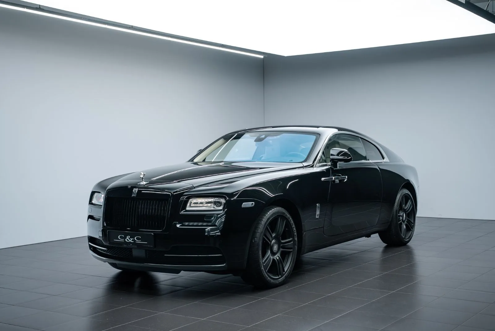 2015 Rolls-Royce Wraith offered by a specialist dealer in Putzbrunn, Germany, main photo