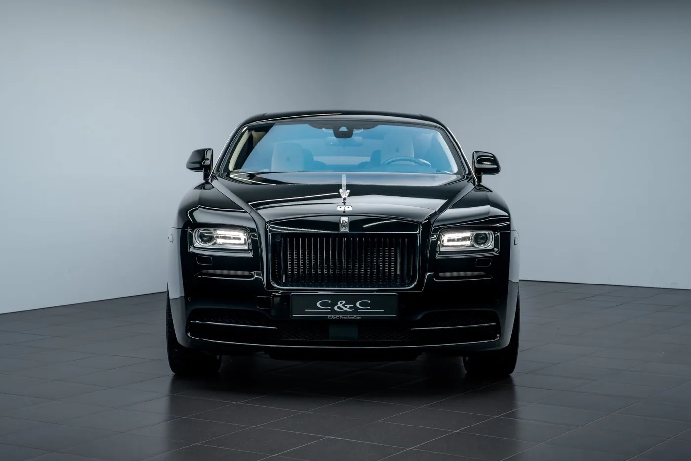 2015 Rolls-Royce Wraith offered by a specialist dealer in Putzbrunn, Germany, photo 2 of 15