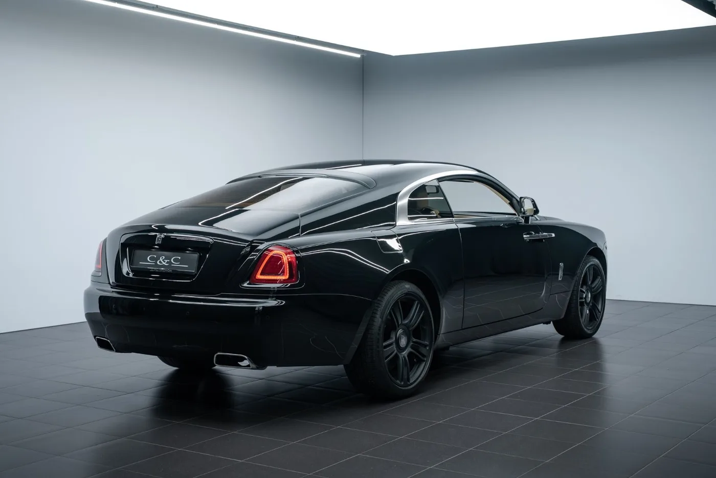 2015 Rolls-Royce Wraith offered by a specialist dealer in Putzbrunn, Germany, photo 3 of 15