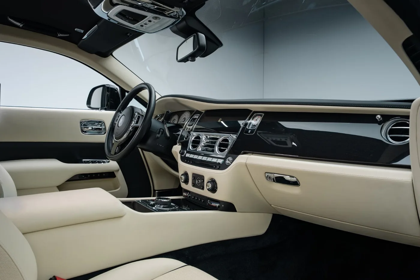 2015 Rolls-Royce Wraith offered by a specialist dealer in Putzbrunn, Germany, photo 9 of 15