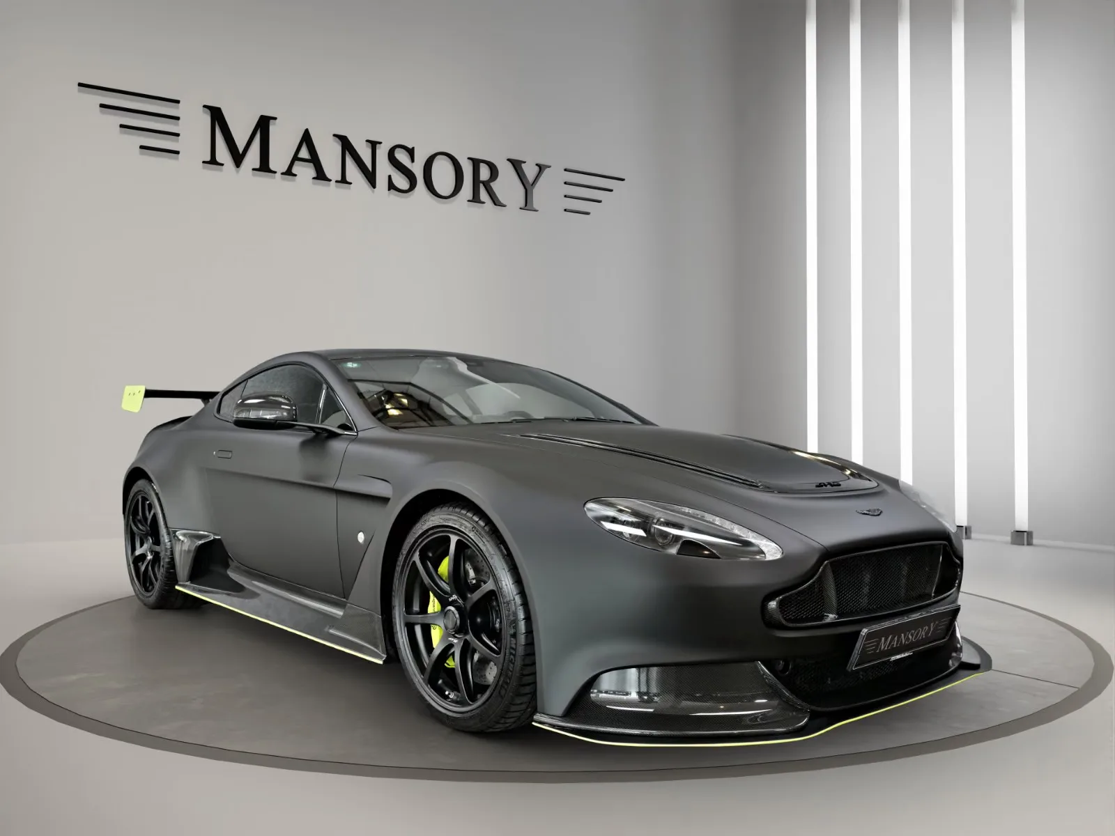 2016 Aston Martin Vantage GT12 proposée par un concessionnaire spécialisé à Prague, Tchéquie, photo principale