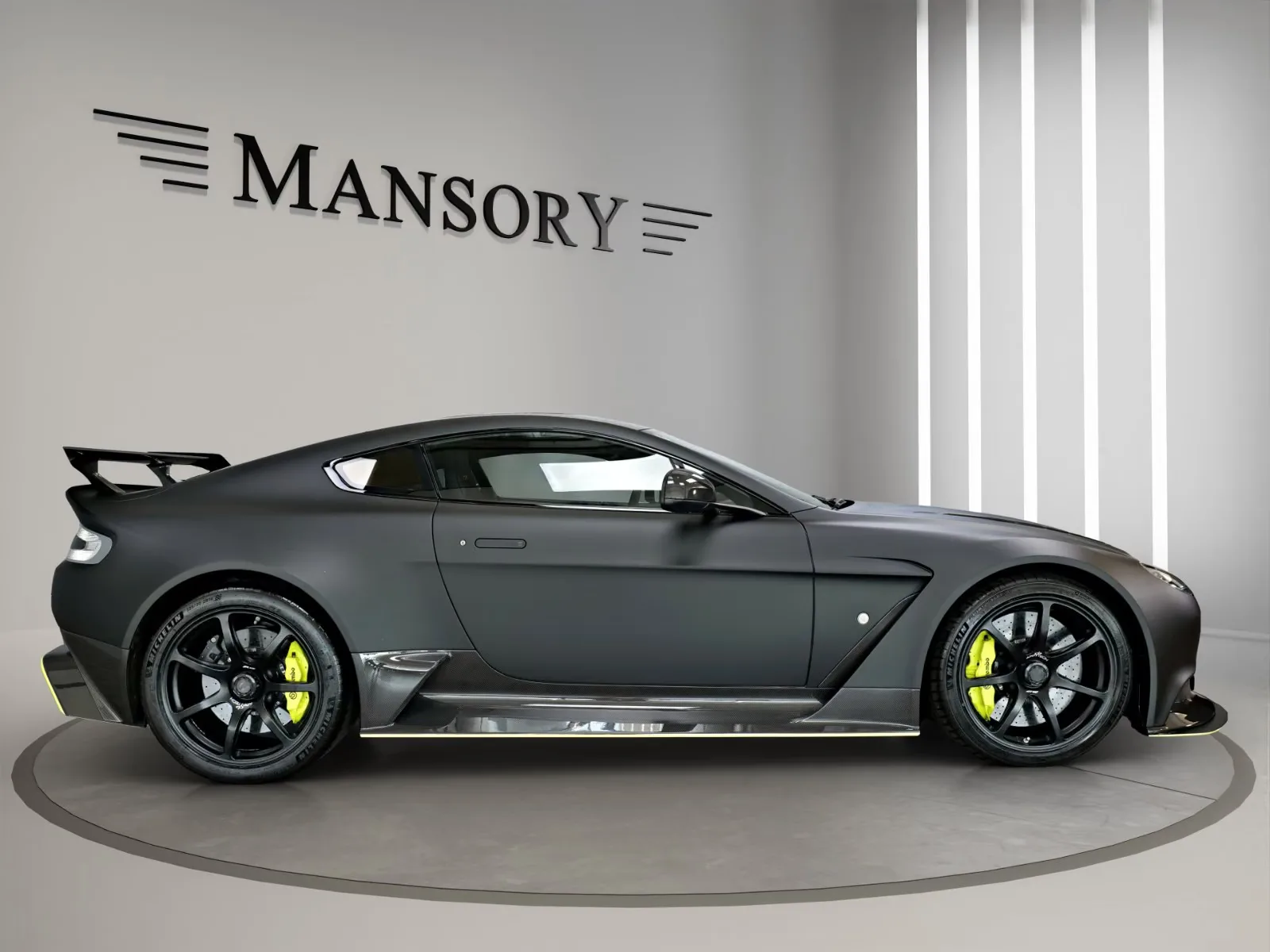 2016 Aston Martin Vantage GT12, 3/23