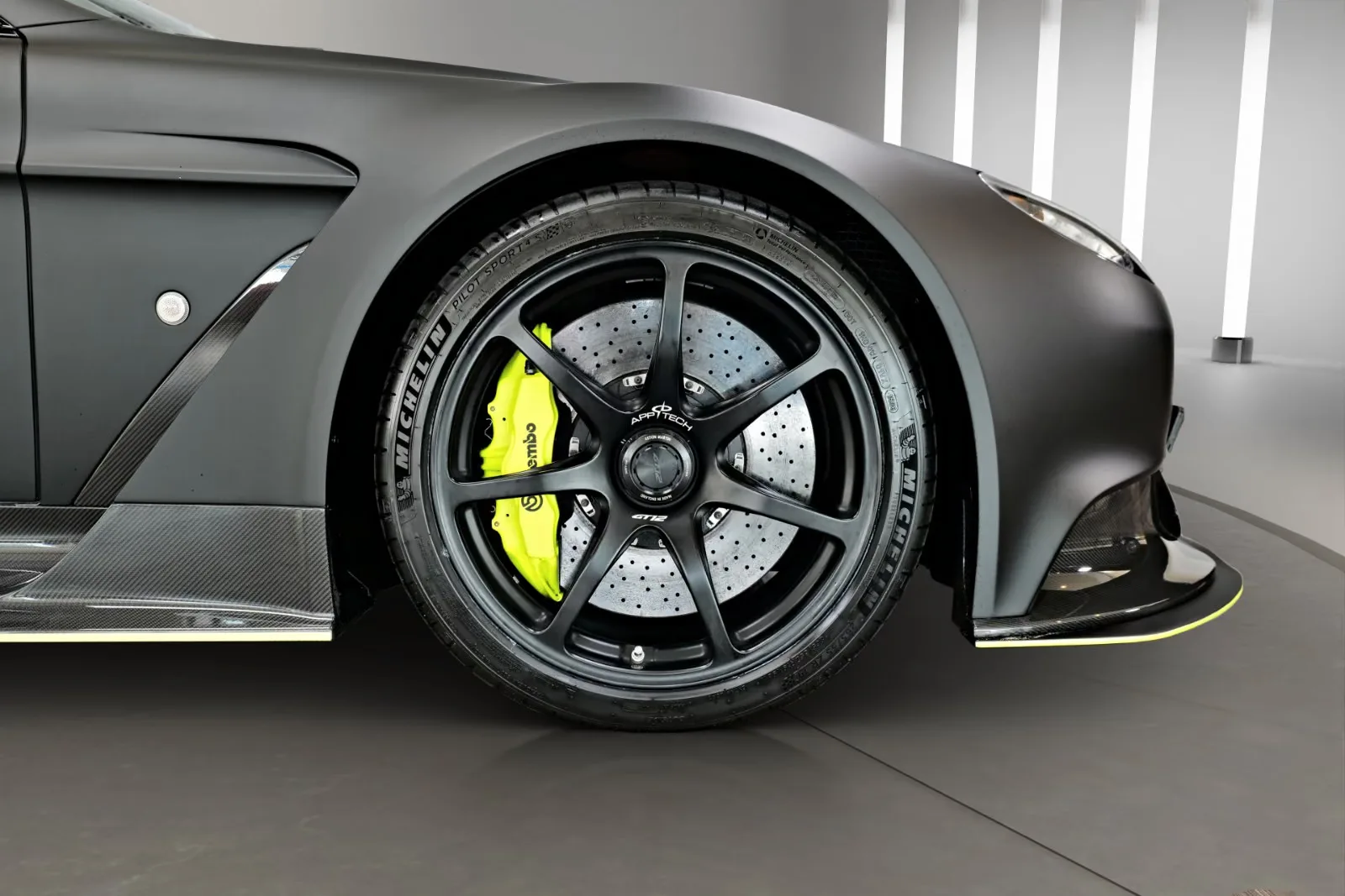 2016 Aston Martin Vantage GT12, 4/23