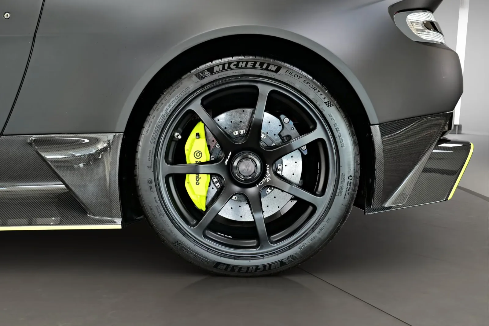 2016 Aston Martin Vantage GT12, 9/23