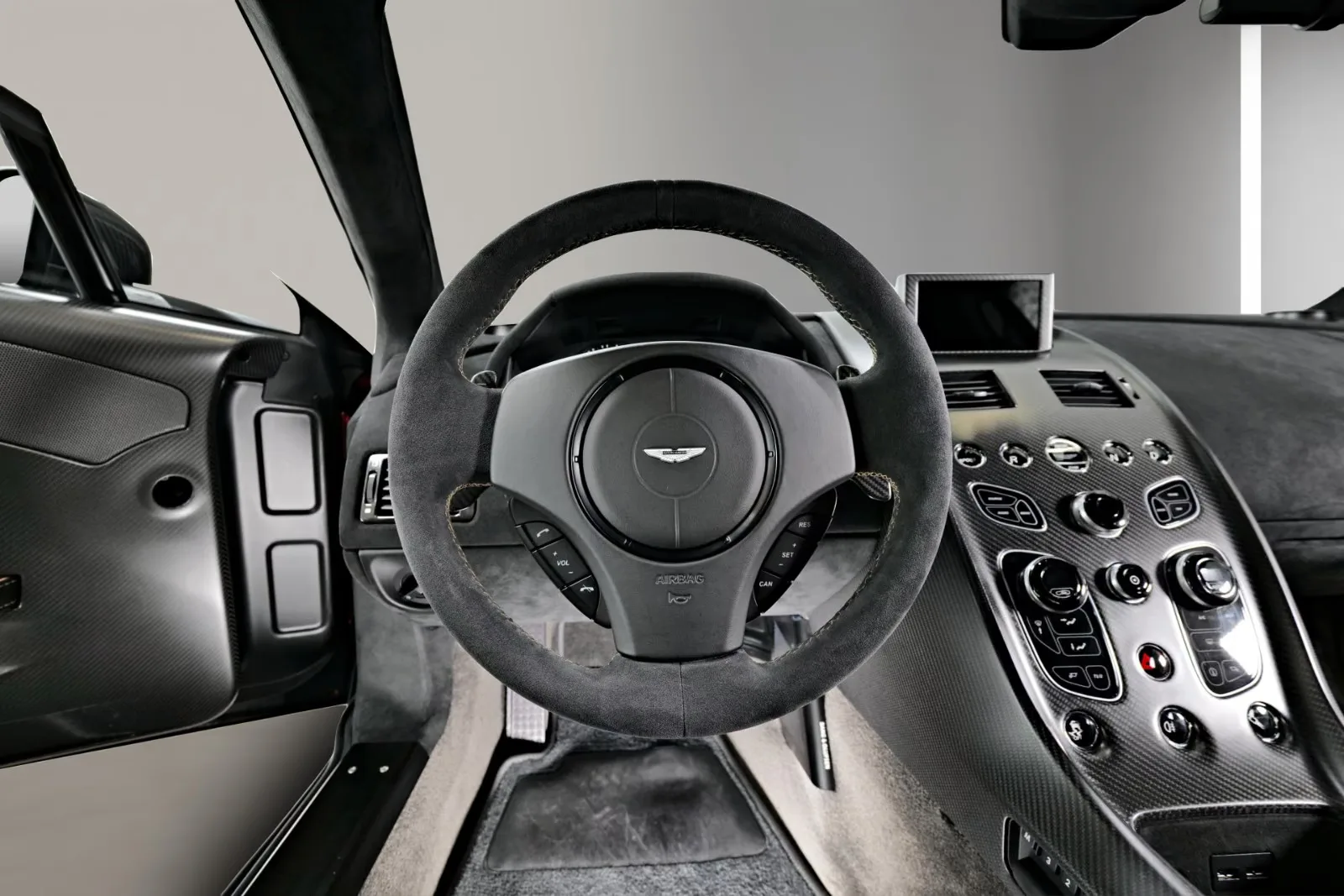 2016 Aston Martin Vantage GT12, 14/23