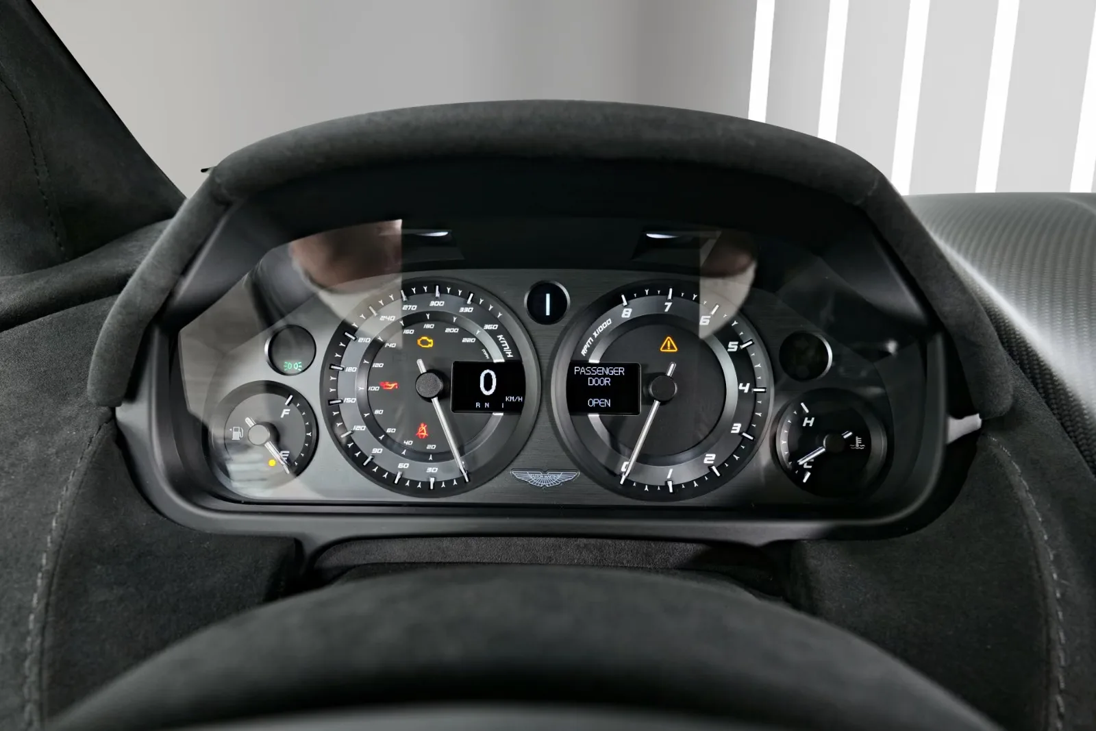 2016 Aston Martin Vantage GT12, 15/23