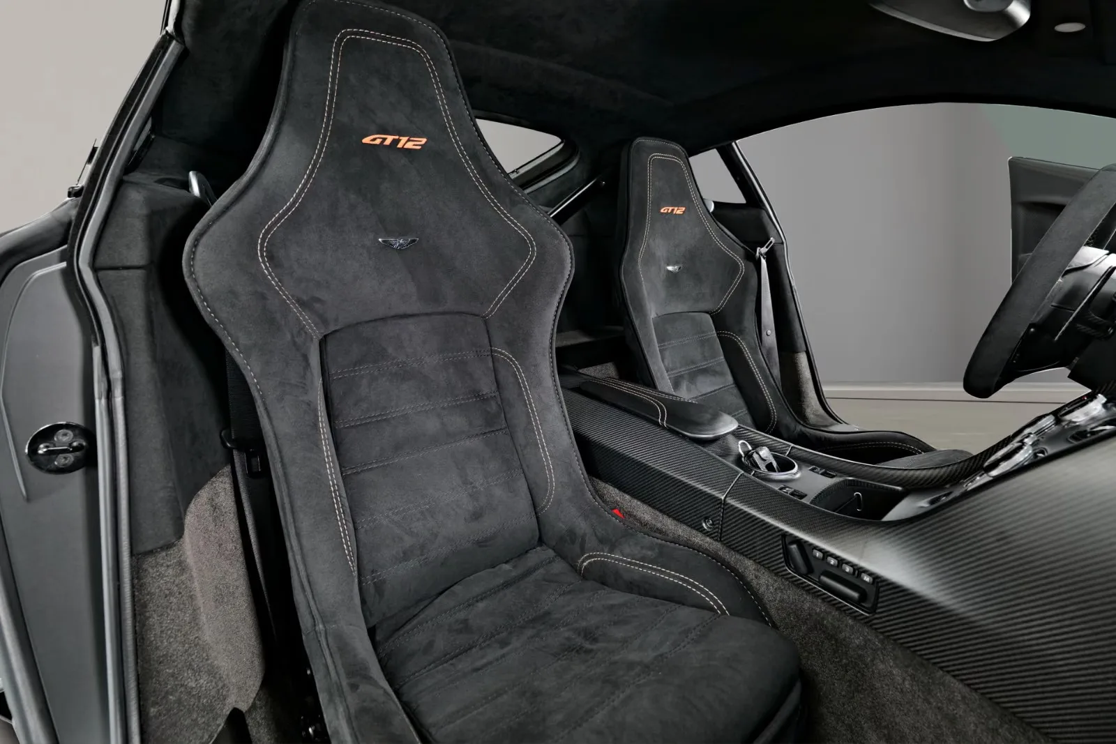 2016 Aston Martin Vantage GT12, 22/23
