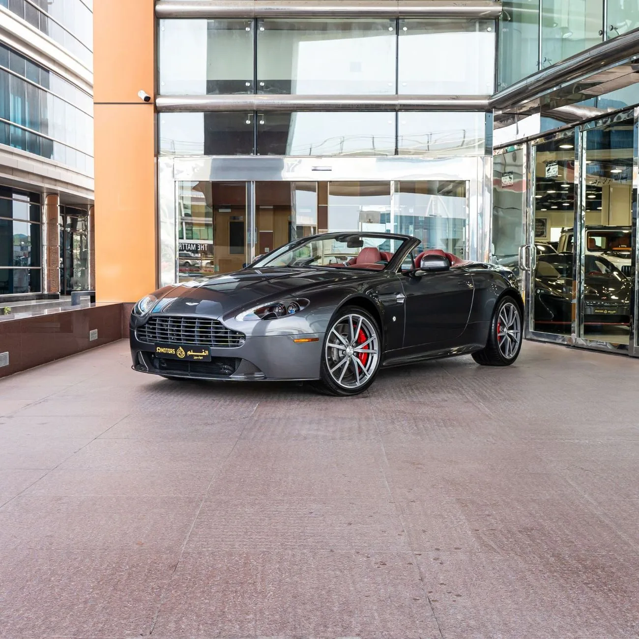 2016 Aston Martin Vantage S angeboten von einem Fachhändler in Dubai, Vereinigte Arabische Emirate, Hauptfoto