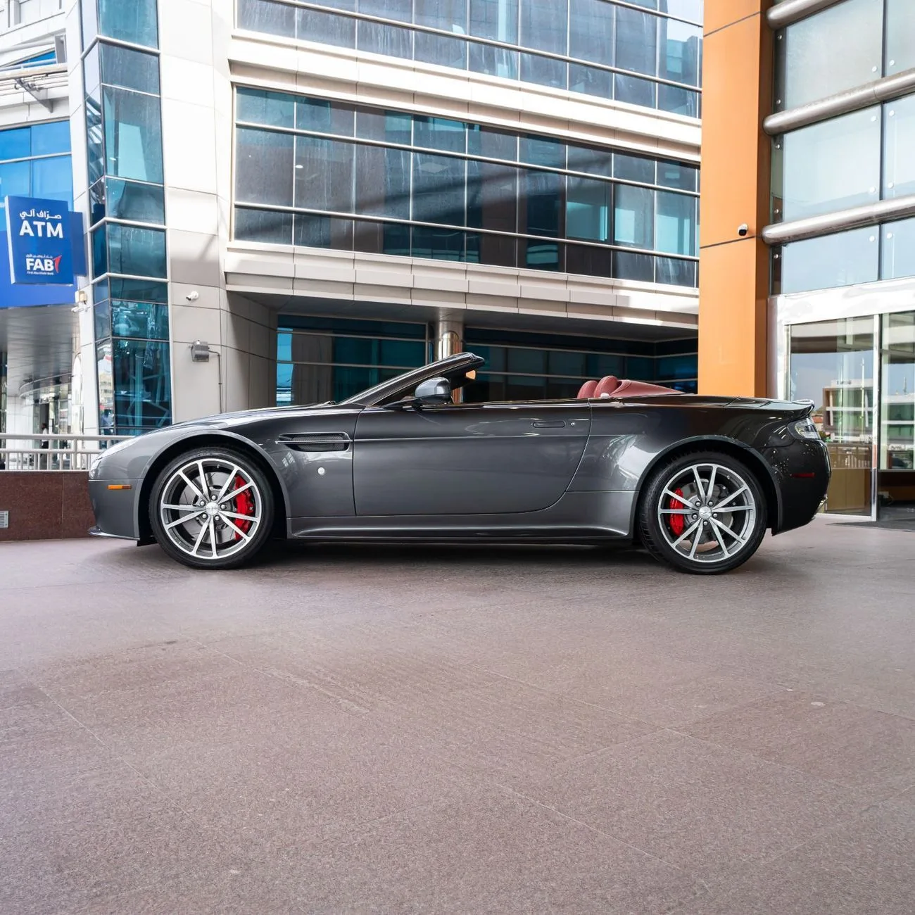 2016 Aston Martin Vantage S proposée par un concessionnaire spécialisé à Dubai, Émirats arabes unis, photo 2 sur 13