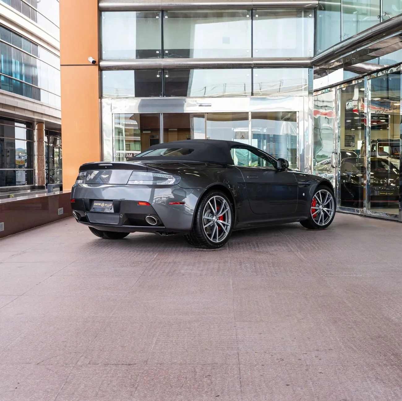 2016 Aston Martin Vantage S proposée par un concessionnaire spécialisé à Dubai, Émirats arabes unis, photo 5 sur 13