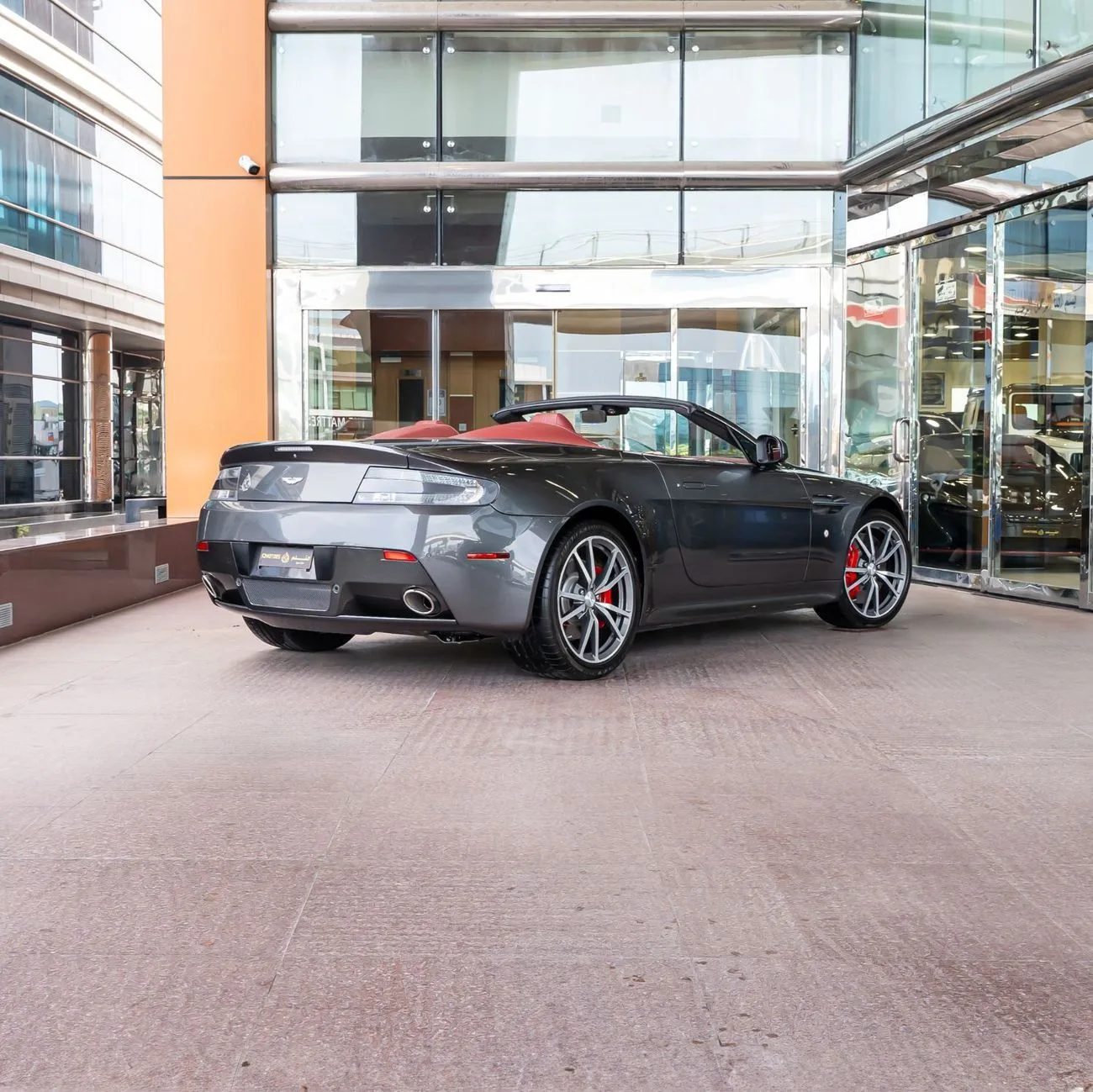 2016 Aston Martin Vantage S proposée par un concessionnaire spécialisé à Dubai, Émirats arabes unis, photo 8 sur 13