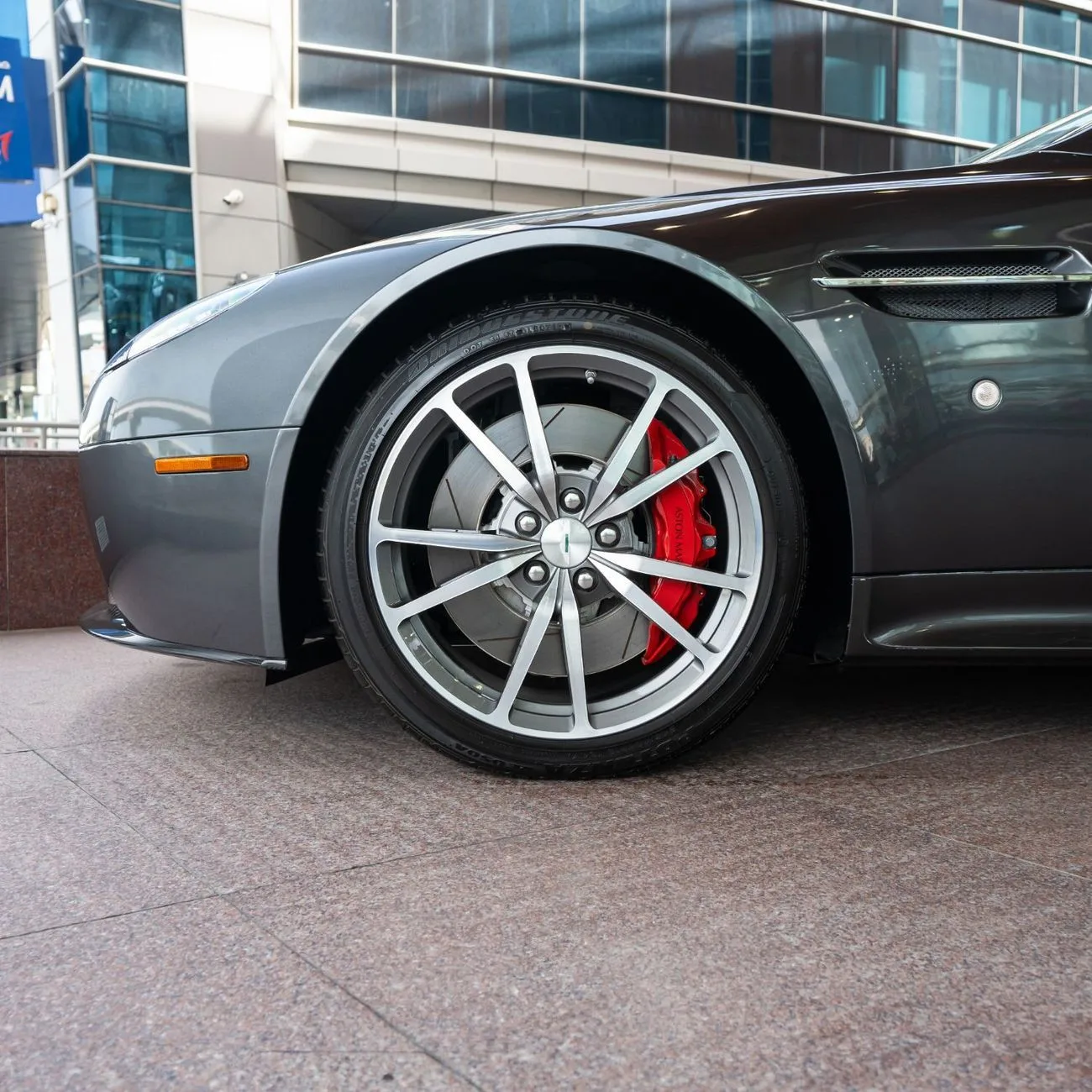2016 Aston Martin Vantage S proposée par un concessionnaire spécialisé à Dubai, Émirats arabes unis, photo 9 sur 13