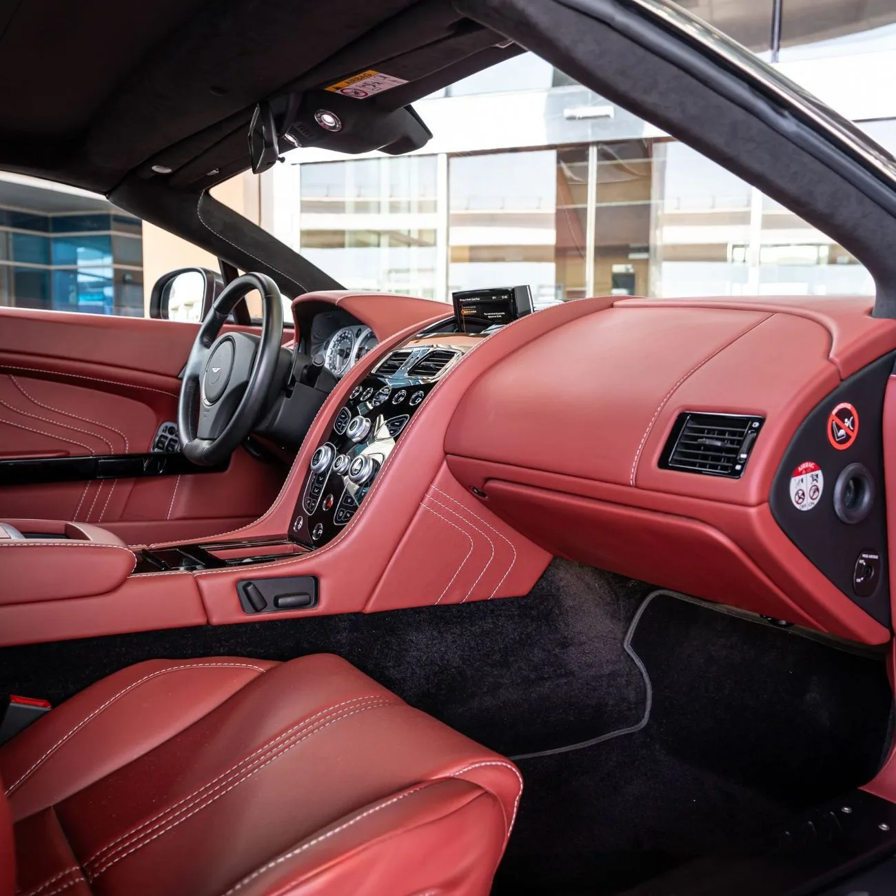 2016 Aston Martin Vantage S proposée par un concessionnaire spécialisé à Dubai, Émirats arabes unis, photo 11 sur 13