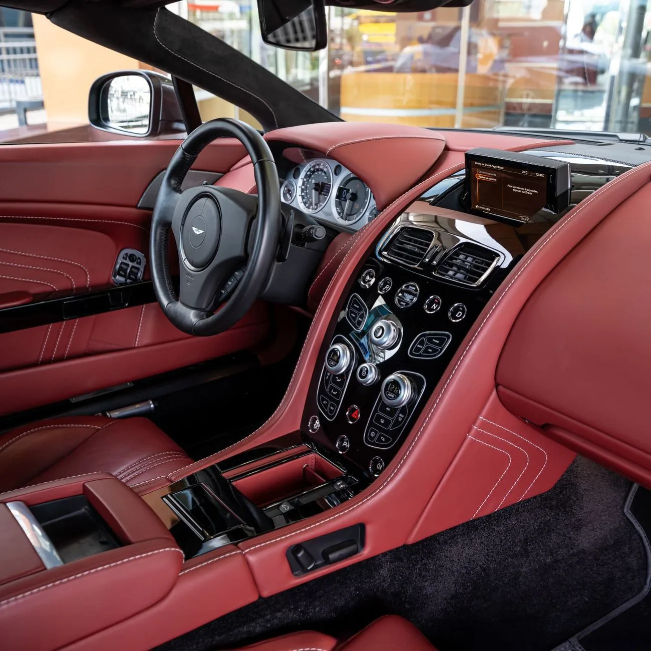 2016 Aston Martin Vantage S proposée par un concessionnaire spécialisé à Dubai, Émirats arabes unis, photo 12 sur 13