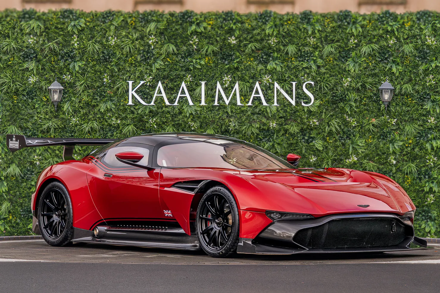 2016 Aston Martin Vulcan proposée par un concessionnaire spécialisé à Tollerton, Royaume-Uni, photo principale