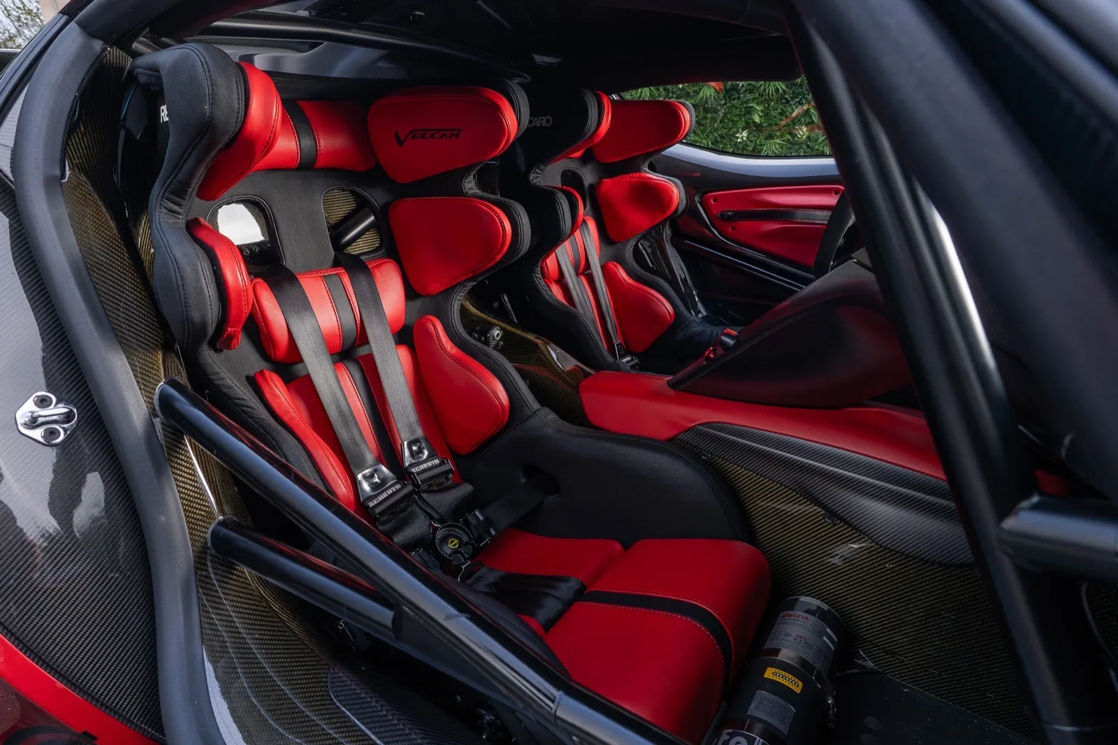 2016 Aston Martin Vulcan, 29/30