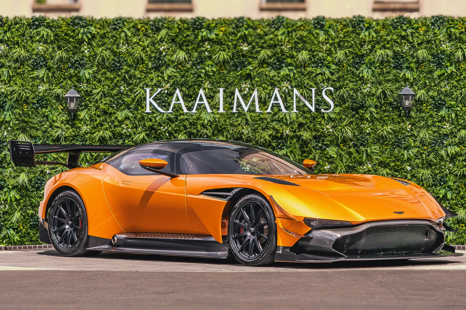 2016 Aston Martin Vulcan AMR Pro proposée par un concessionnaire spécialisé à Tollerton, Royaume-Uni, photo principale