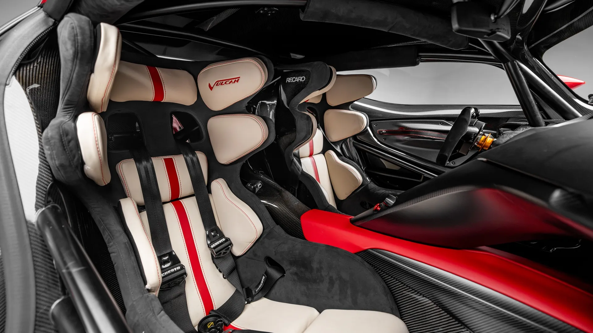 Aston Martin Vulcan de 2016, 25/29