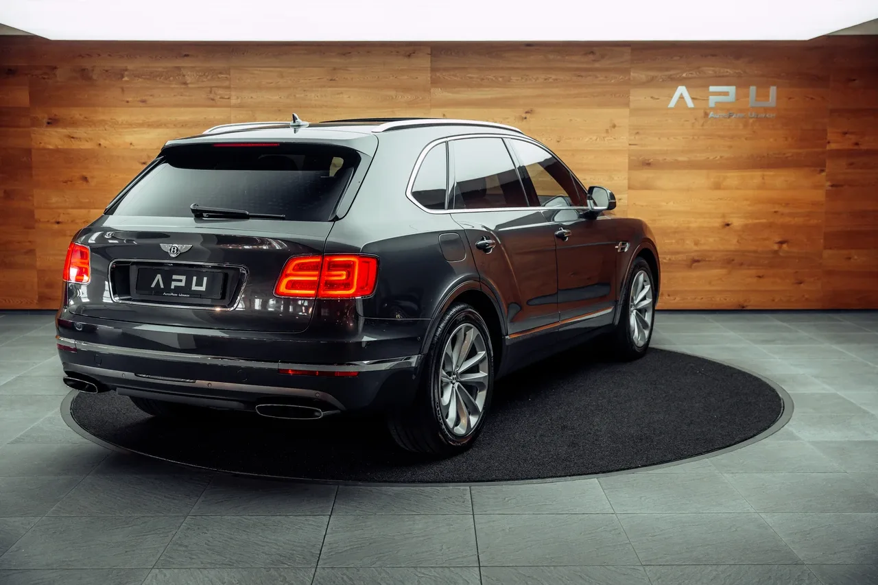 2016 Bentley Bentayga proposée par un concessionnaire spécialisé à Uznach, Suisse, photo principale