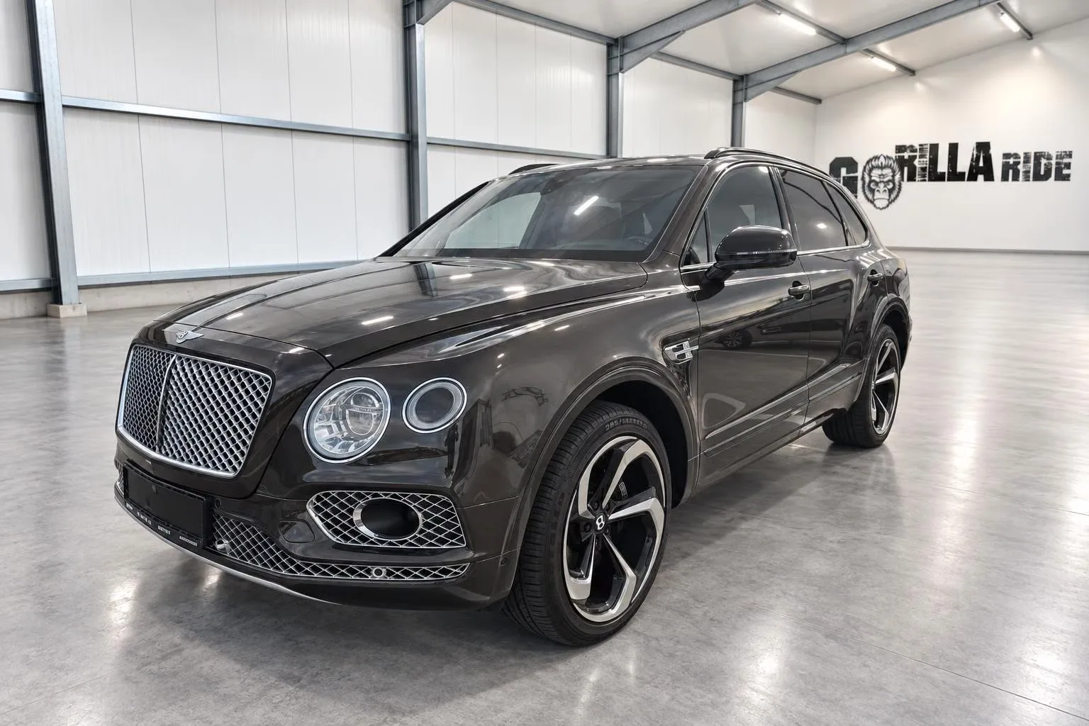 2016 Bentley Bentayga First Edition proposée par un concessionnaire spécialisé à Bielefeld, Allemagne, photo principale