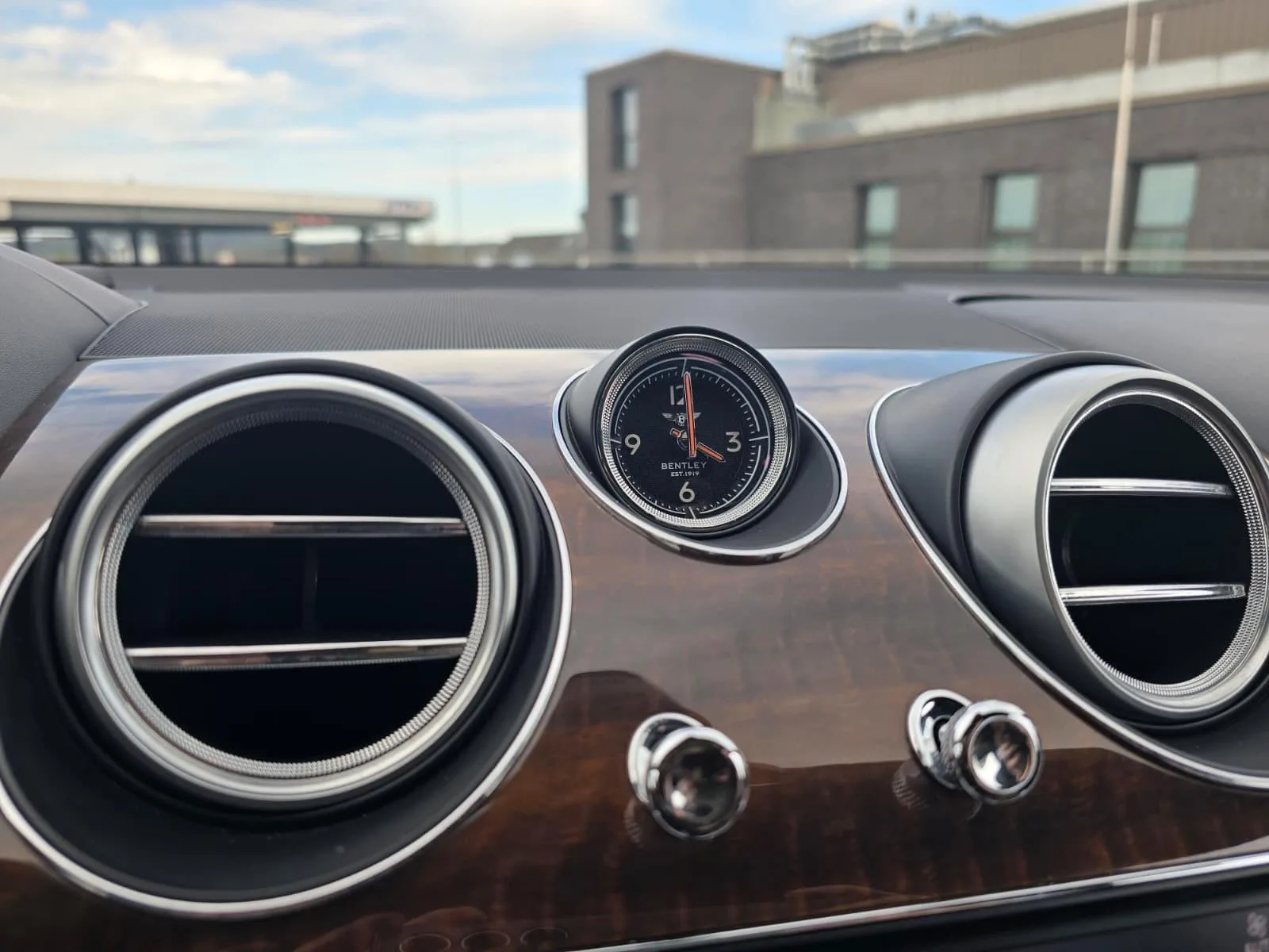 2016 Bentley Bentayga First Edition, 24/30